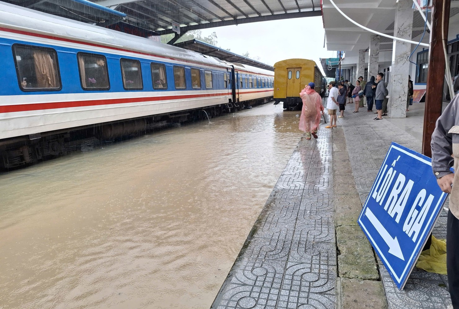 Chiều 19/11, nước tiếp tục đổ về Ga Di&ecirc;u Tr&igrave;, mức độ ngập tr&ecirc;n ray khiến ng&agrave;nh Đường sắt phải sơ t&aacute;n 3 đo&agrave;n t&agrave;u SE1/ SE3/SE7 đến c&aacute;c ga B&igrave;nh Định, ga Phước Nhơn.