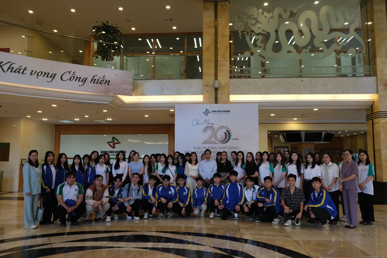 Đo&agrave;n sinh vi&ecirc;n chụp ảnh lưu niệm tại sảnh kh&aacute;nh tiết của HNX