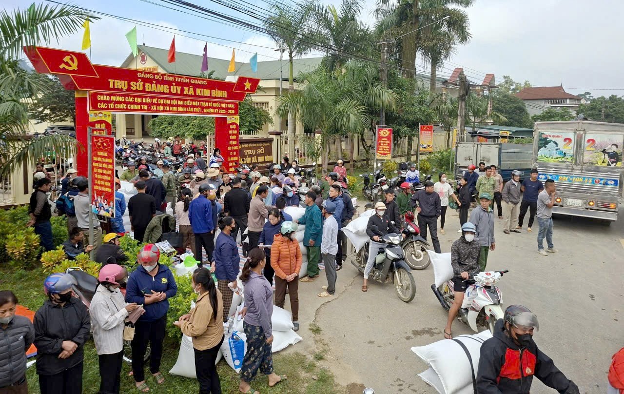 Chi cục Dự trữ Nh&agrave; nước khu vực IV b&agrave;n giao gạo dự trữ quốc gia tại x&atilde; Kim B&igrave;nh, tỉnh Tuy&ecirc;n Quang. Ảnh: Mạnh Cường.