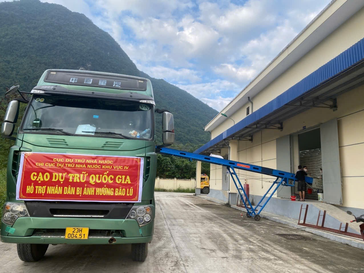 Xuất cấp gạo dự trữ quốc gia tại Điểm kho ĐK4.KV4 (Điểm kho H&agrave; Giang). Ảnh:&nbsp; Mạnh Cường.