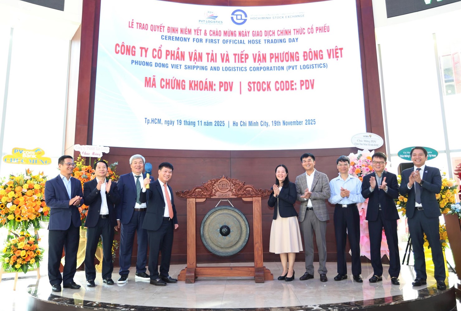 &Ocirc;ng Hồ Sĩ Thuận, Chủ tịch PVT Logistics thực hiện nghi thức đ&aacute;nh cồng ch&agrave;o mừng ni&ecirc;m yết tại HOSE.