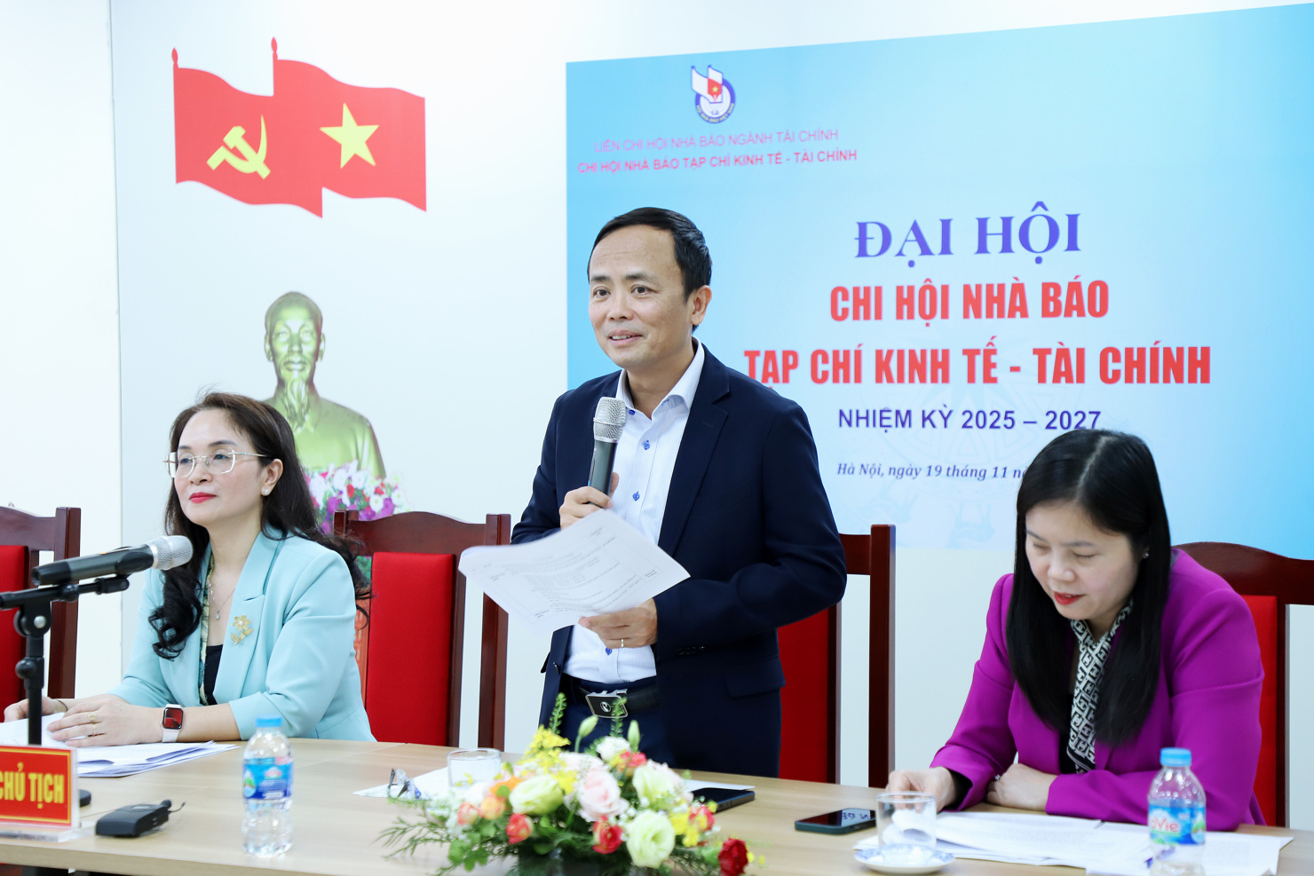 TS. Phạm Thu Phong - Chủ tịch Li&ecirc;n Chi hội Nh&agrave; b&aacute;o ng&agrave;nh T&agrave;i ch&iacute;nh, Tổng Bi&ecirc;n tập Tạp ch&iacute; Kinh tế - T&agrave;i ch&iacute;nh ph&aacute;t biểu khai mạc Đại hội.