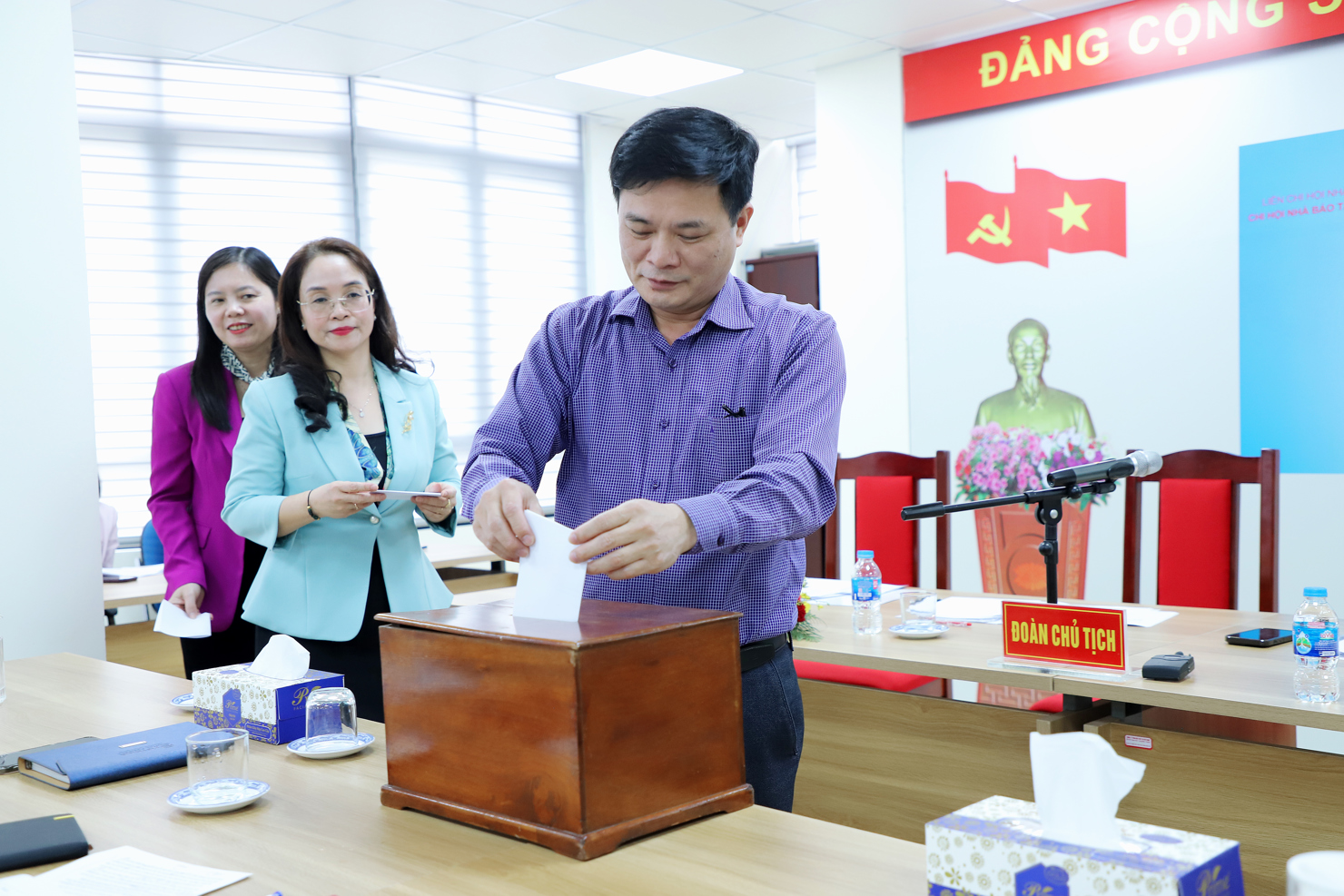 C&aacute;c đại biểu tiến h&agrave;nh bỏ phiếu bầu Ban Thư k&yacute; Chi hội nhiệm kỳ mới.