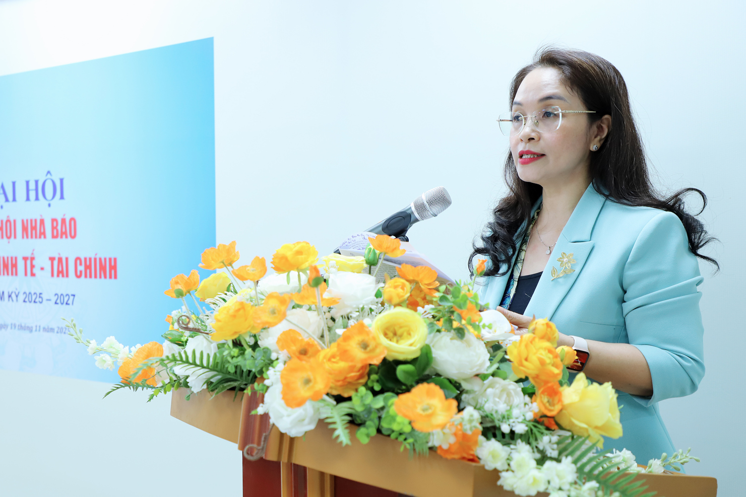 Ph&oacute; Tổng Bi&ecirc;n tập Tạp ch&iacute; Kinh tế - T&agrave;i ch&iacute;nh Vũ Thị &Aacute;nh Hồng tr&igrave;nh b&agrave;yB&aacute;o c&aacute;o ch&iacute;nh trị tại Đại hội.