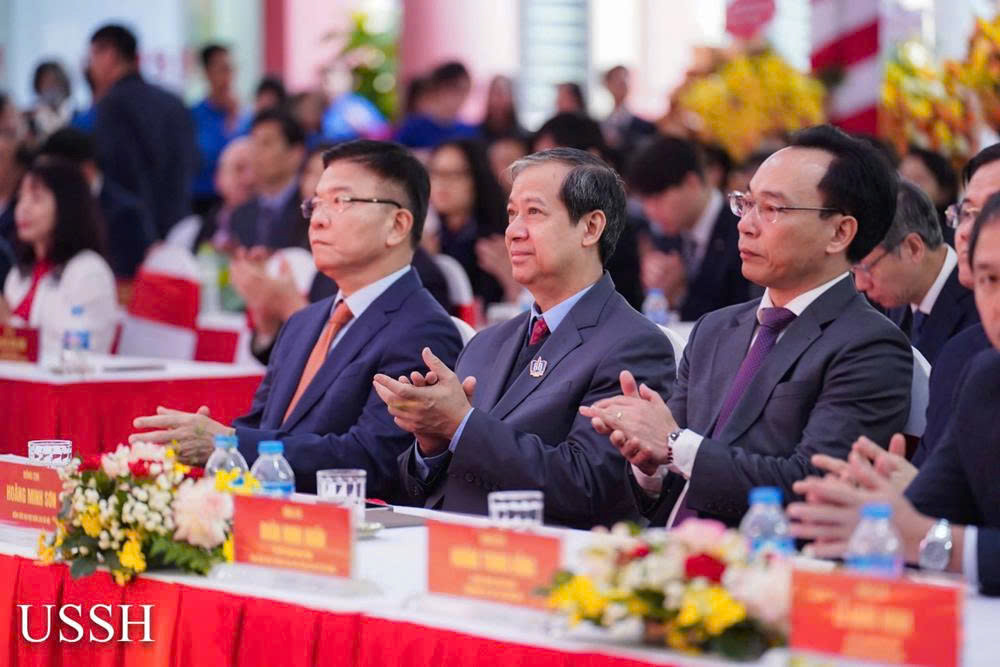 Ph&oacute; Thủ tướng Ch&iacute;nh phủ L&ecirc; Th&agrave;nh Long, Bộ trưởng bộ Gi&aacute;o dục v&agrave; Đ&agrave;o tạo Nguyễn Kim Sơn c&ugrave;ng c&aacute;c đại biểu tham dự Lễ Kỷ niệm