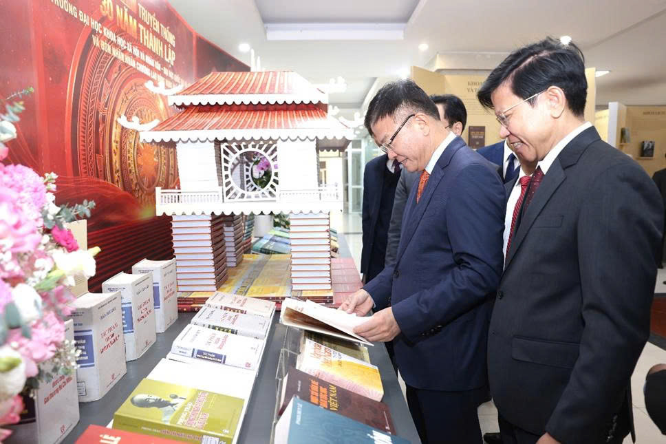 &nbsp;C&aacute;c đại biểu thăm Ph&ograve;ng truyền thống của Trường Đạp học Khoa học x&atilde; hội v&agrave; nh&acirc;n văn