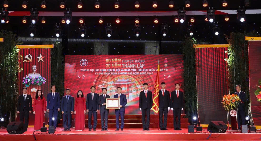 Ph&oacute; Thủ tướng Ch&iacute;nh phủ L&ecirc; Th&agrave;nh Long thay mặt L&atilde;nh đạo Đảng, Nh&agrave; nước trao Hu&acirc;n chương Lao động hạng Nhất cho Trường Đại học Khoa học X&atilde; hội v&agrave; Nh&acirc;n văn