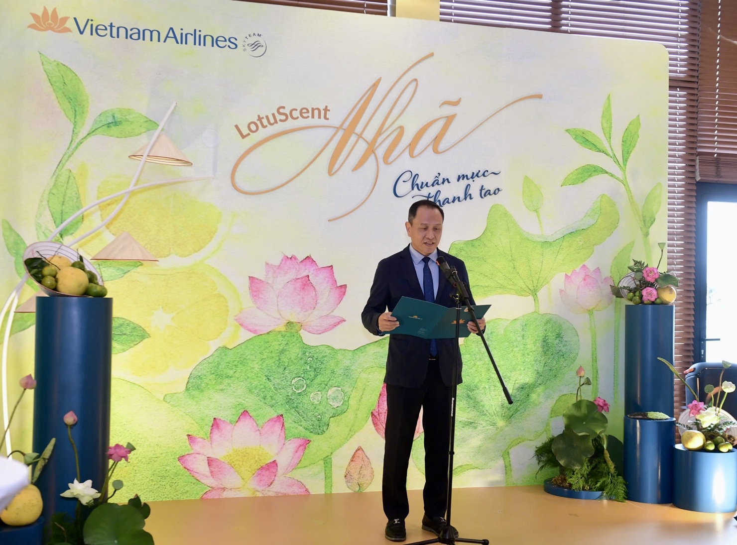 Tổng gi&aacute;m đốc L&ecirc; Hồng H&agrave; chia sẻ: Nh&atilde; l&agrave; một th&agrave;nh tố quan trọng trong phong c&aacute;ch phục vụ v&agrave; l&agrave; bước tiến thiết thực tr&ecirc;n h&agrave;nh tr&igrave;nh hướng tới h&atilde;ng h&agrave;ng kh&ocirc;ng 5 sao quốc tế mang bản sắc Việt Nam.