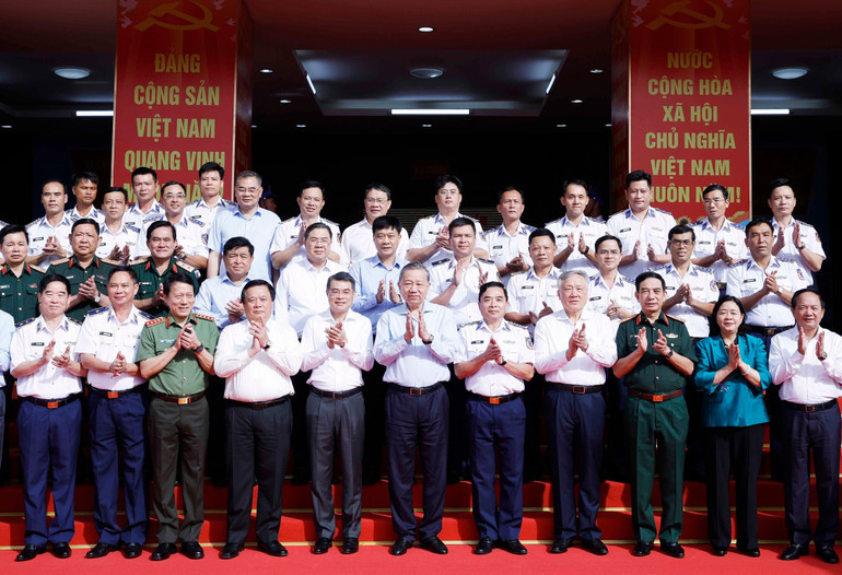Tổng B&iacute; thư T&ocirc; L&acirc;m với c&aacute;c đại biểu Bộ Tư lệnh V&ugrave;ng Cảnh s&aacute;t biển 4. (Ảnh: Thống Nhất/TTXVN). &nbsp;
