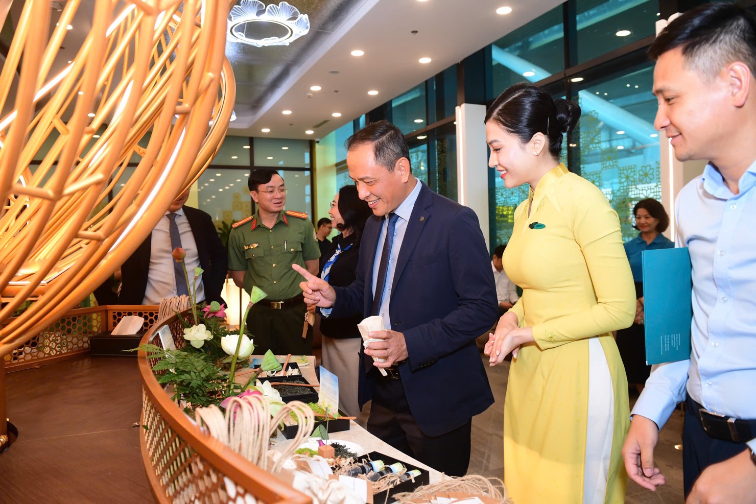 Workshop l&agrave;m t&uacute;i thơm thảo mộc tạo điểm nhấn th&uacute; vị tại sự kiện, thu h&uacute;t c&aacute;c đại biểu v&agrave; kh&aacute;ch mời tham gia.