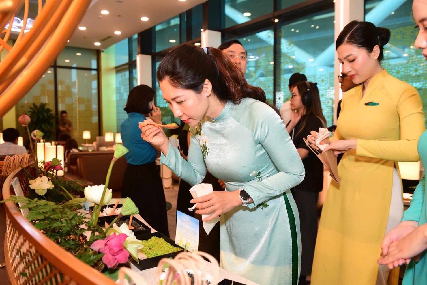 Workshop l&agrave;m t&uacute;i thơm thảo mộc tạo điểm nhấn th&uacute; vị tại sự kiện, thu h&uacute;t c&aacute;c đại biểu v&agrave; kh&aacute;ch mời tham gia.