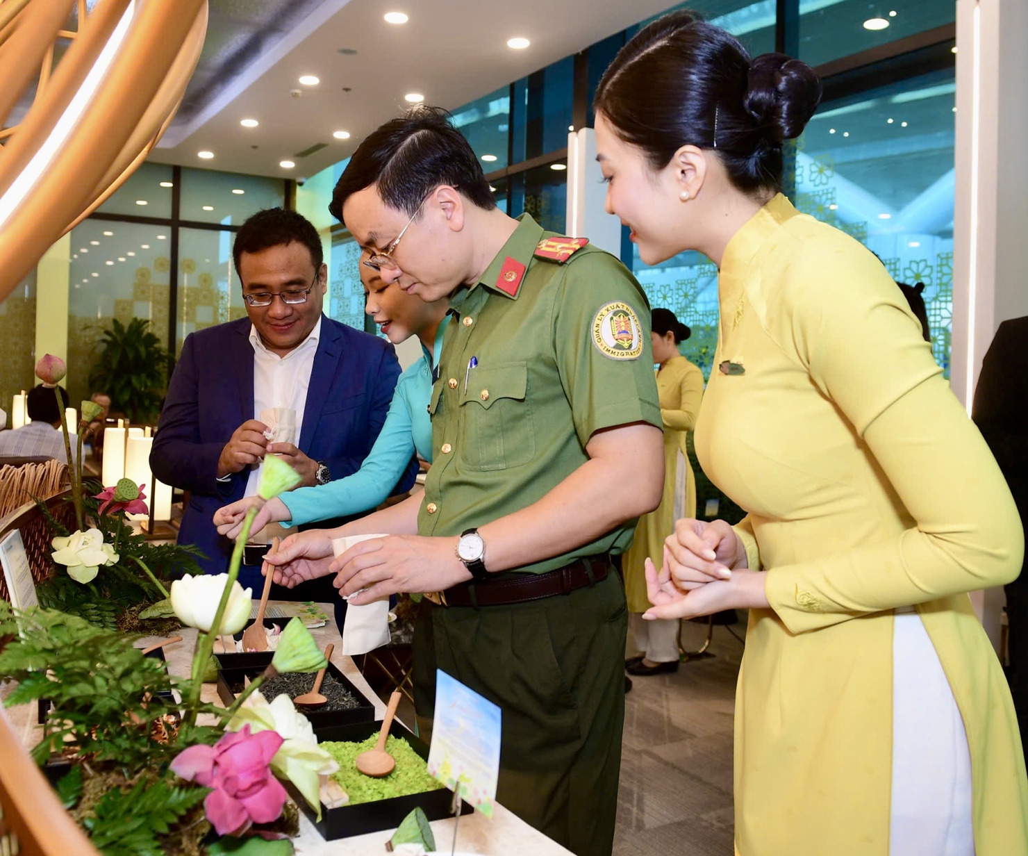 Workshop l&agrave;m t&uacute;i thơm thảo mộc tạo điểm nhấn th&uacute; vị tại sự kiện, thu h&uacute;t c&aacute;c đại biểu v&agrave; kh&aacute;ch mời tham gia.