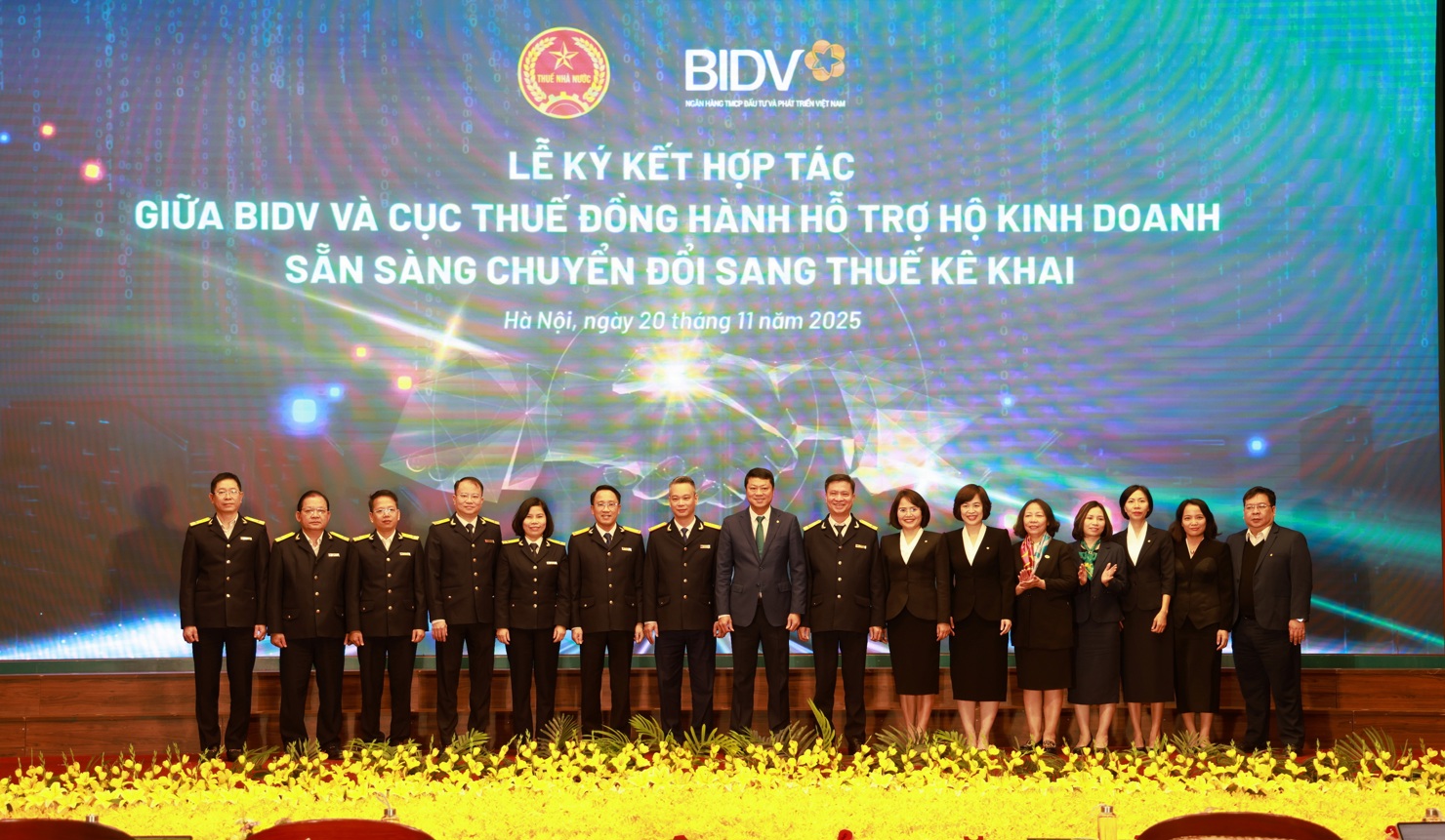 L&atilde;nh đạo hai đơn vị chụp ảnh lưu niệm sau lễ k&yacute; kết hợp t&aacute;c hỗ trợ hộ kinh doanh chuyển đổi thuế.