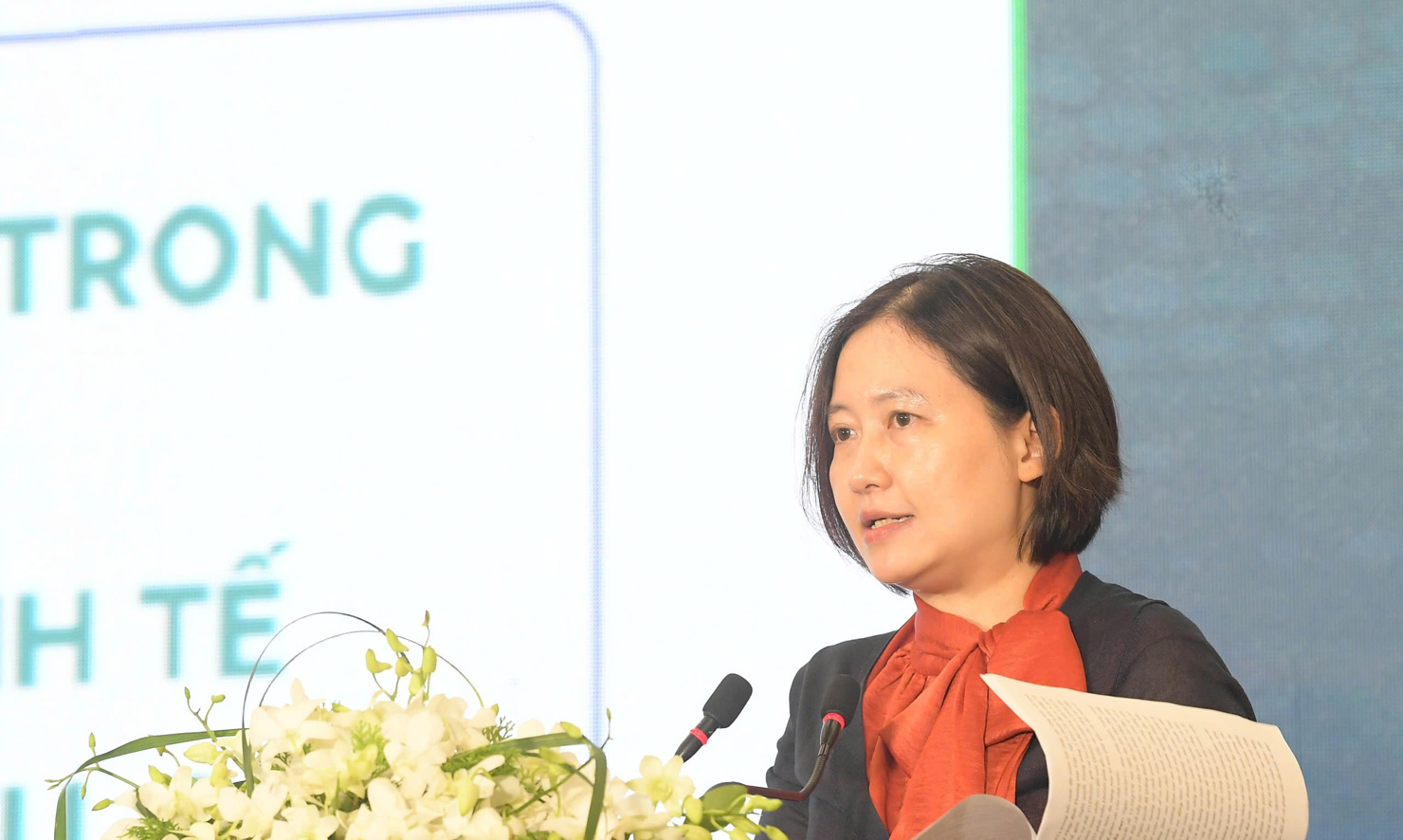 B&agrave; Nguyễn Thu Thuỷ - Ph&oacute; Cục trưởng Cục Ph&aacute;t triển doanh nghiệp Nh&agrave; nước (Bộ T&agrave;i ch&iacute;nh) tham luận tại Diễn đ&agrave;n.