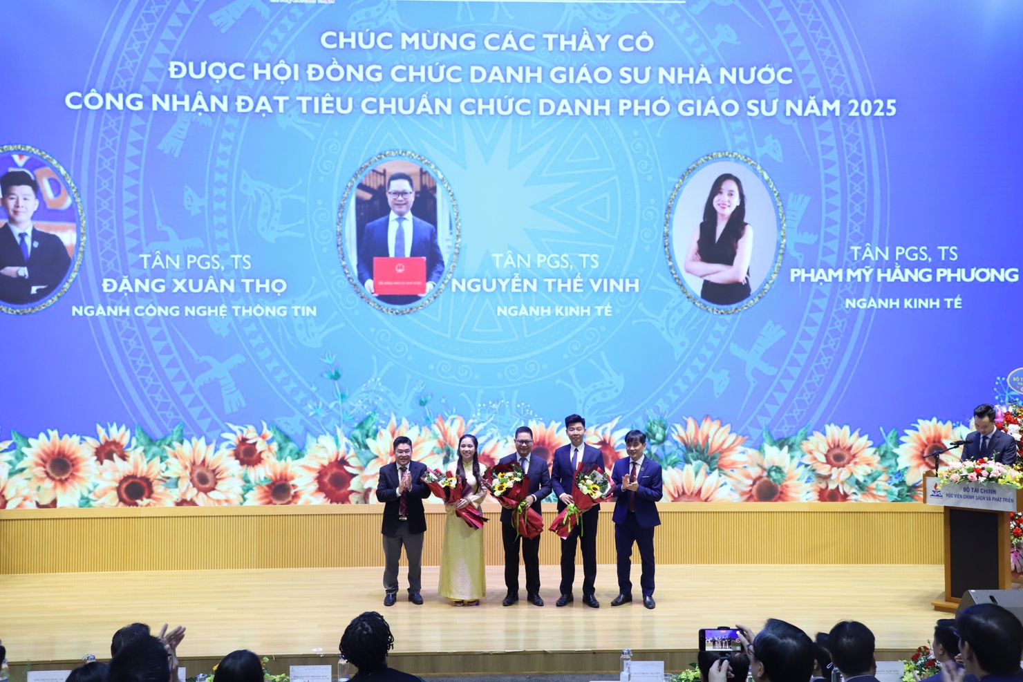 L&atilde;nh đạo Học viện Ch&iacute;nh s&aacute;ch v&agrave; Ph&aacute;t triển ch&uacute;c mừng 3 t&acirc;n Ph&oacute; Gi&aacute;o sư của nh&agrave; trường.&nbsp;