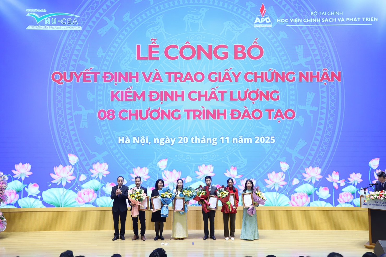 Học viện Ch&iacute;nh s&aacute;ch v&agrave; Ph&aacute;t triển được trao Giấy chứng nhận kiểm định chất lượng với 8 chương tr&igrave;nh đ&agrave;o tạo.&nbsp;