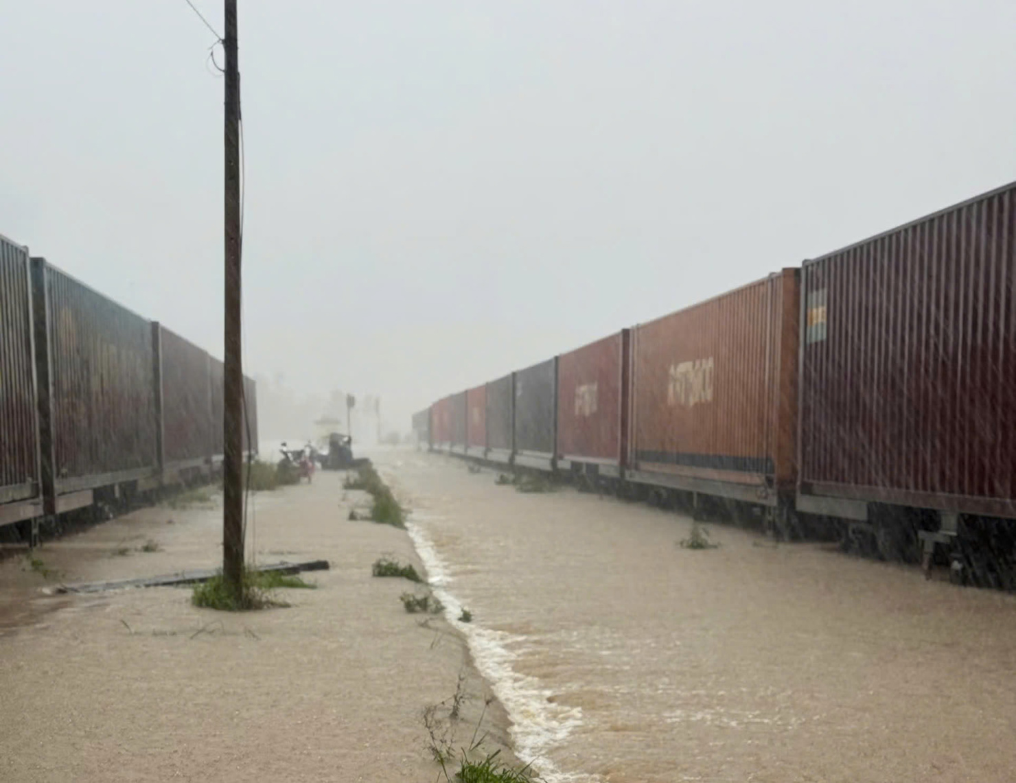 Mưa lũ khiến ng&agrave;nh Đường sắt phải dừng chạy nhiều chuyến t&agrave;u kh&aacute;ch v&agrave; t&agrave;u h&agrave;ng