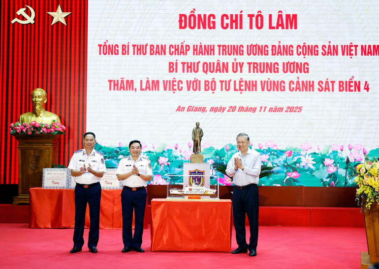 Tổng B&iacute; thư T&ocirc; L&acirc;m tặng bức tượng Chủ tịch Hồ Ch&iacute; Minh cho Bộ Tư lệnh V&ugrave;ng Cảnh s&aacute;t biển 4. (Ảnh: Thống Nhất/TTXVN). &nbsp;
