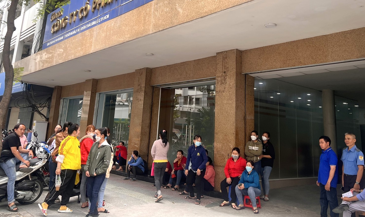 C&ocirc;ng nh&acirc;n đến trụ sở ch&iacute;nh C&ocirc;ng ty CP Dệt May Gia Định y&ecirc;u cầu đ&oacute;ng BHXH (doanh nghiệp đang chậm đ&oacute;ng 3, 9 tỷ đồng). Ảnh: Phạm Thọ