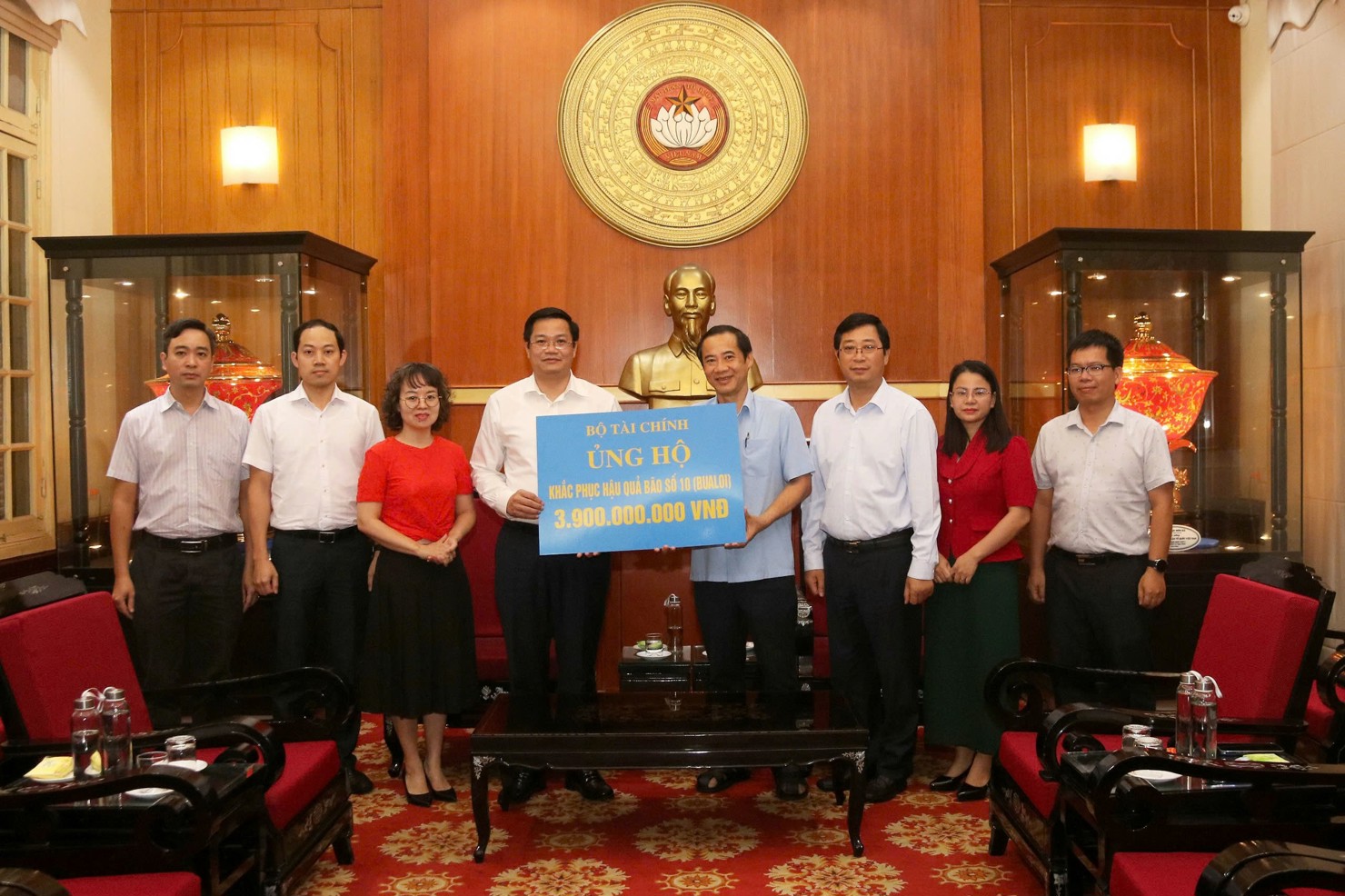 Thứ trưởng Bộ T&agrave;i ch&iacute;nh Nguyễn Đức T&acirc;m trao số tiền ủng hộ của Bộ T&agrave;i ch&iacute;nh cho&nbsp;Ủy ban Trung ương MTTQ Việt Nam.