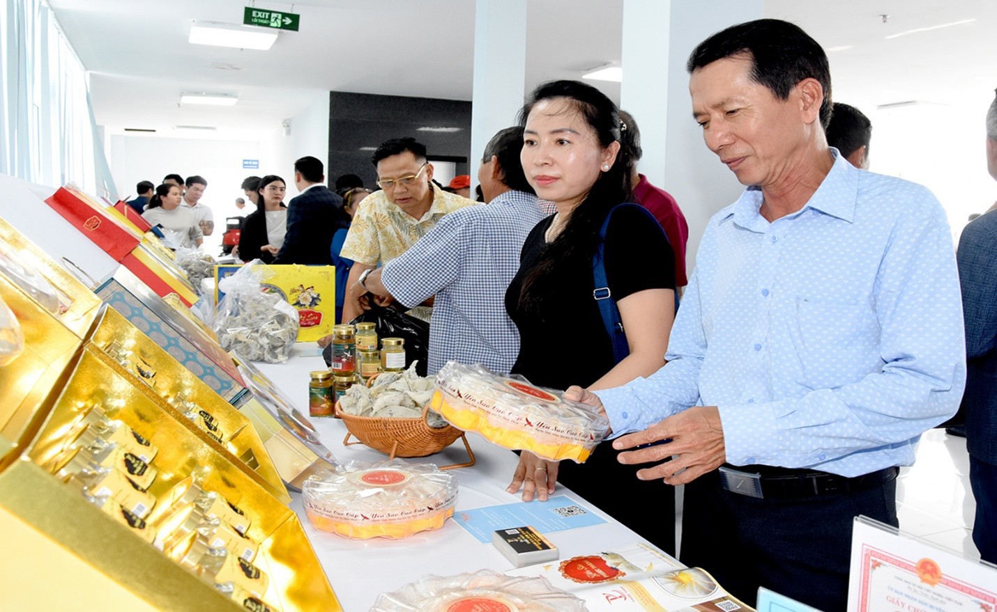 Đại biểu v&agrave; kh&aacute;ch mời tham quan gian h&agrave;ng trưng b&agrave;y tổ yến b&ecirc;n lề Hội nghị.