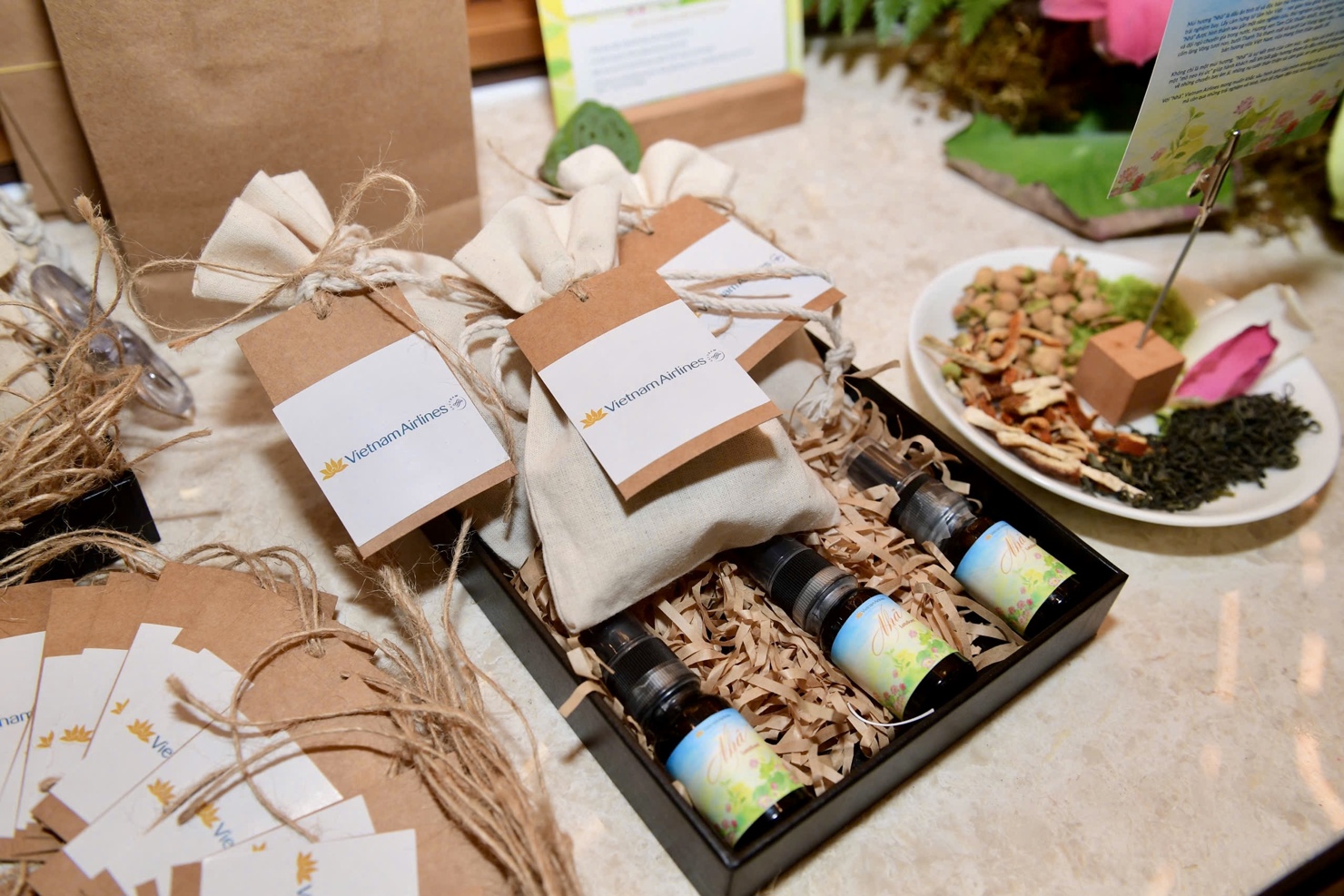 Hơn cả một m&ugrave;i hương, "Nh&atilde;" (LotuScent) l&agrave; hơi thở của văn h&oacute;a Việt được n&acirc;ng l&ecirc;n c&ugrave;ng đ&ocirc;i c&aacute;nh Vietnam Airlines.