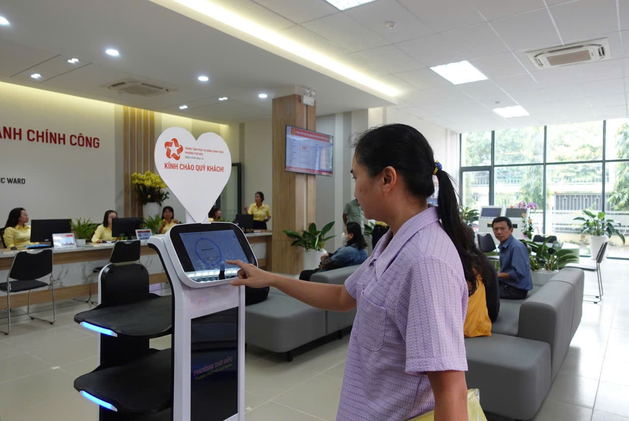 UBND cấp phường, x&atilde; tại TP. Hồ Ch&iacute; Minh đ&atilde; v&agrave; đang chuyển đổi số trong qu&aacute; tr&igrave;nh phục vụ người d&acirc;n, doanh nghiệp. Ảnh: TL