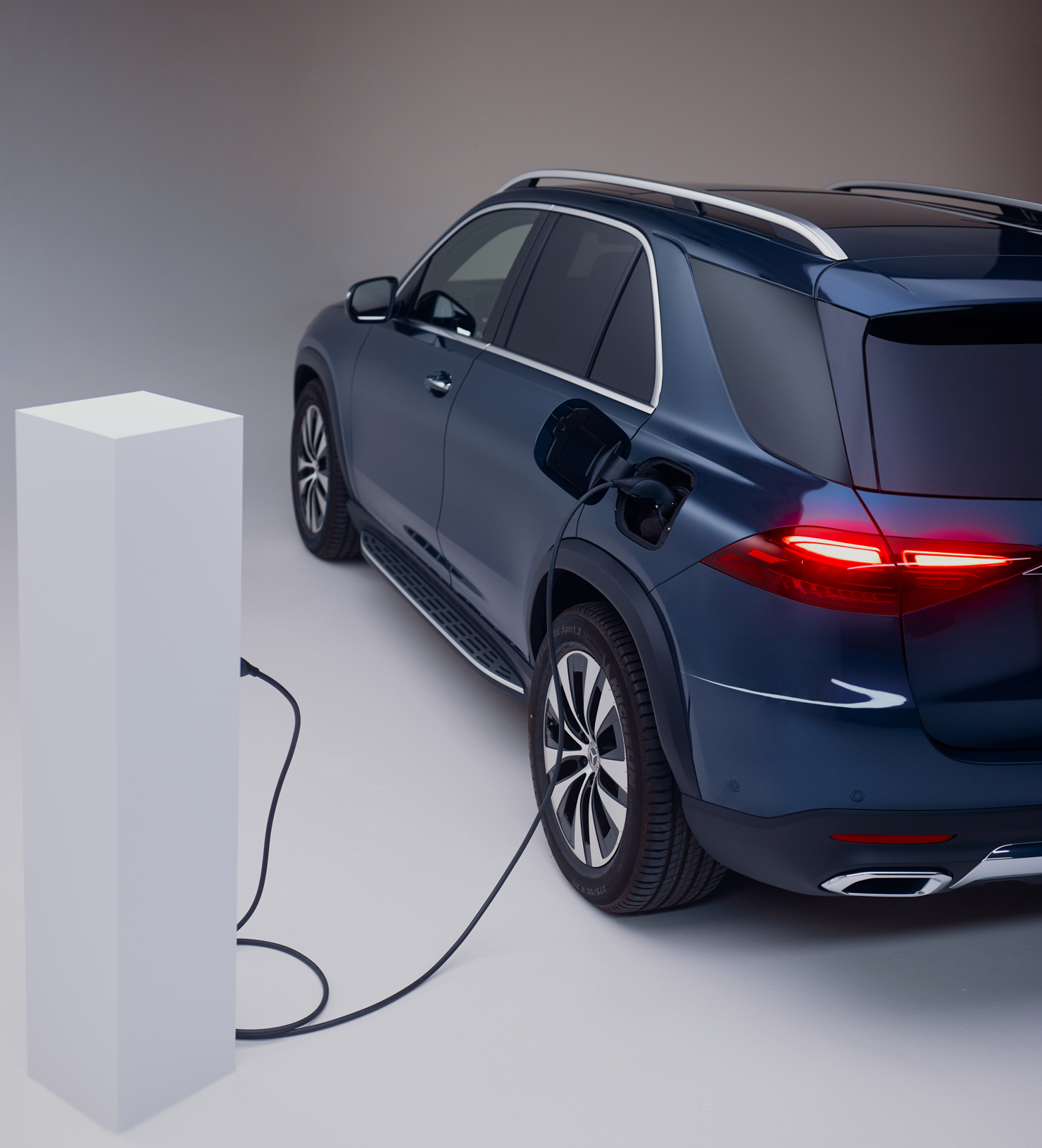 Khả năng di chuyển ho&agrave;n to&agrave;n bằng điện (WLTP): từ 95-114km; Thời gian sạc nhanh (AC 11kW): khoảng 2,75 giờ.