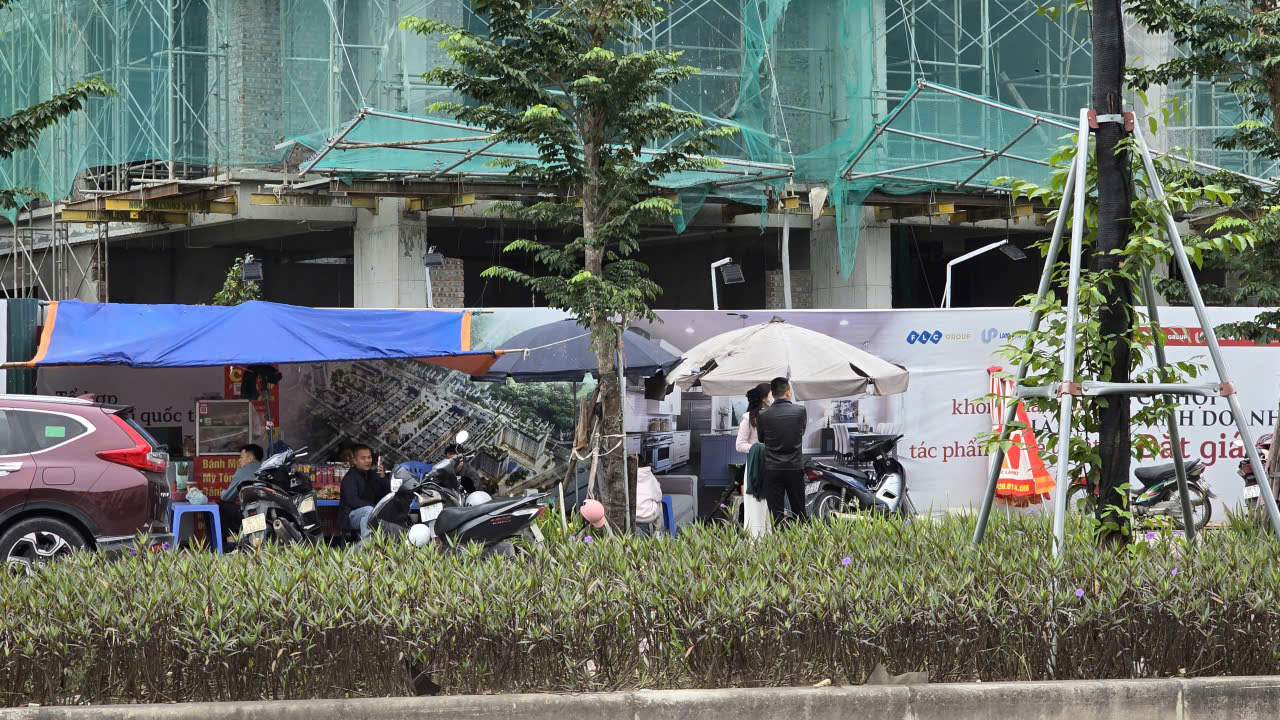 Nhiều "c&ograve;" dựng lều bạt ngay cạnh c&aacute;c dự &aacute;n chung cư để tư vấn cho kh&aacute;ch h&agrave;ng.