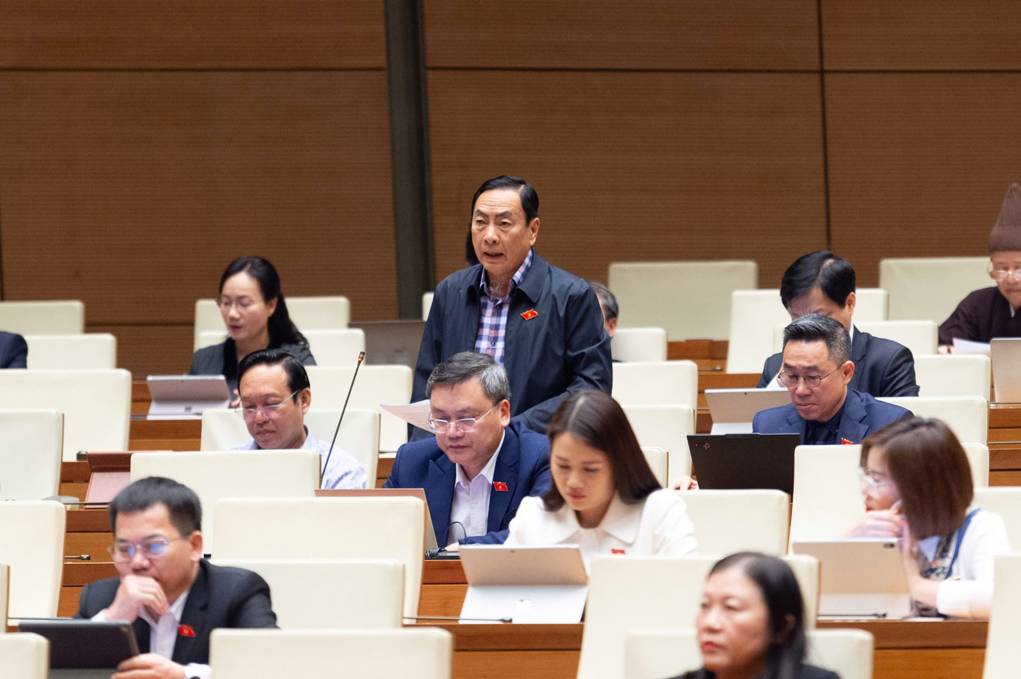 Đại biểu Phạm Văn H&ograve;a (tỉnh Đồng Th&aacute;p) thảo luận.