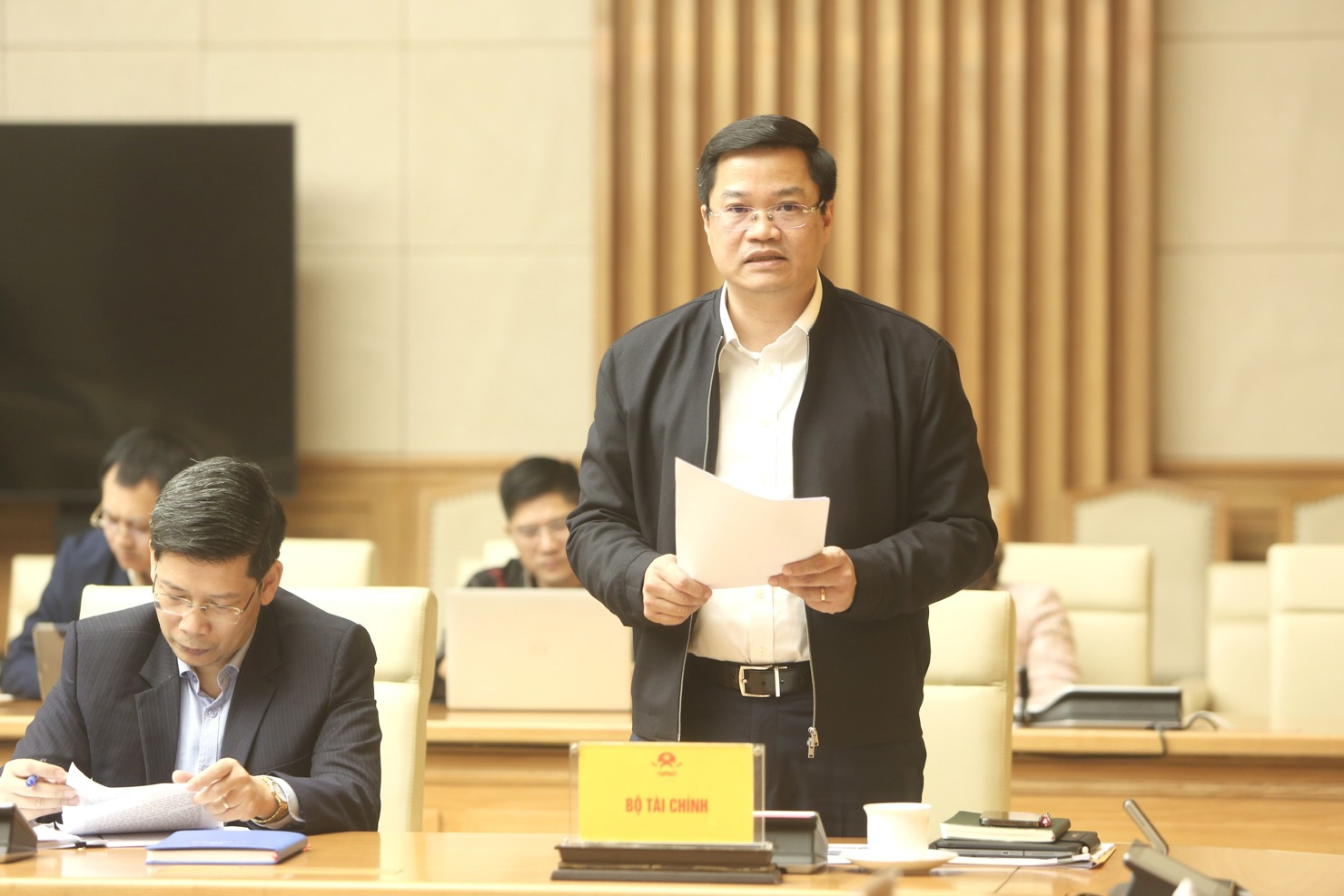 Thứ trưởng Bộ T&agrave;i ch&iacute;nh Nguyễn Đức T&acirc;m b&aacute;o c&aacute;o tại cuộc họp. Ảnh: KH