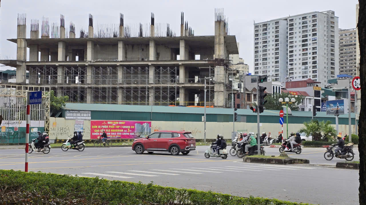 Một số dự &aacute;n chung cư ngay từ khi khởi c&ocirc;ng đ&atilde; tuyển "c&ograve;" v&agrave; mở b&aacute;n với mức gi&aacute; cao ngất ngưởng.