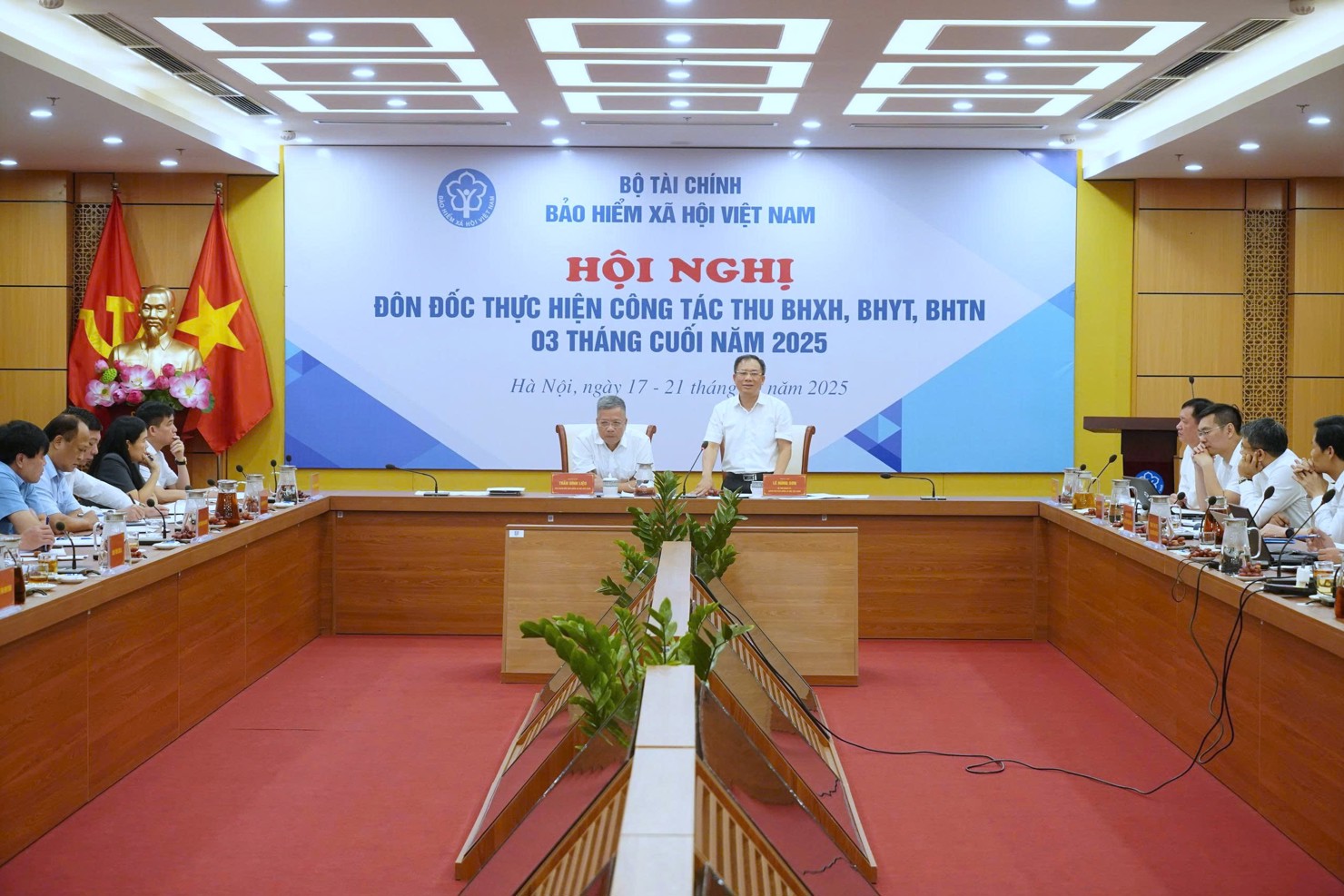 Li&ecirc;n tục từ ng&agrave;y 17-21/10/2025, BHXH Việt Nam tổ chức c&aacute;c buổi l&agrave;m việc trực tiếp với l&atilde;nh đạo BHXH c&aacute;c tỉnh, th&agrave;nh phố về giải ph&aacute;p đ&ocirc;n đốc thu, ph&aacute;t triển người tham gia BHXH, BHYT trong c&aacute;c th&aacute;ng cuối năm.