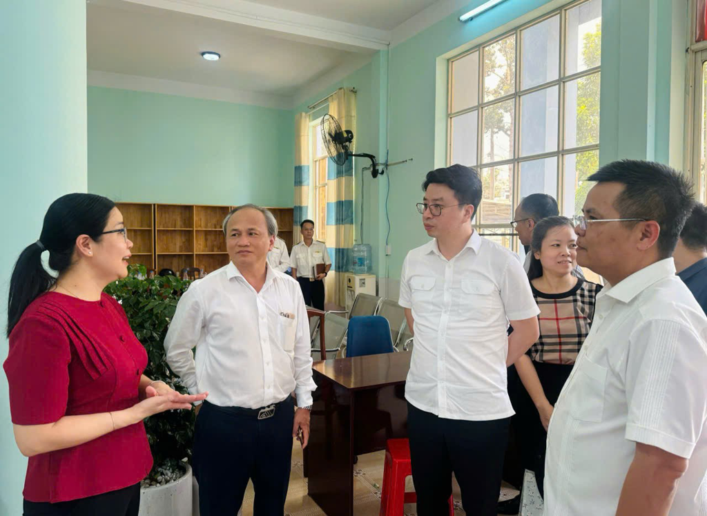 Gi&aacute;m đốc KBNN&nbsp;Trần Qu&acirc;n l&agrave;m việc với Trung t&acirc;m H&agrave;nh ch&iacute;nh phường Trấn Bi&ecirc;n, Đồng Nai