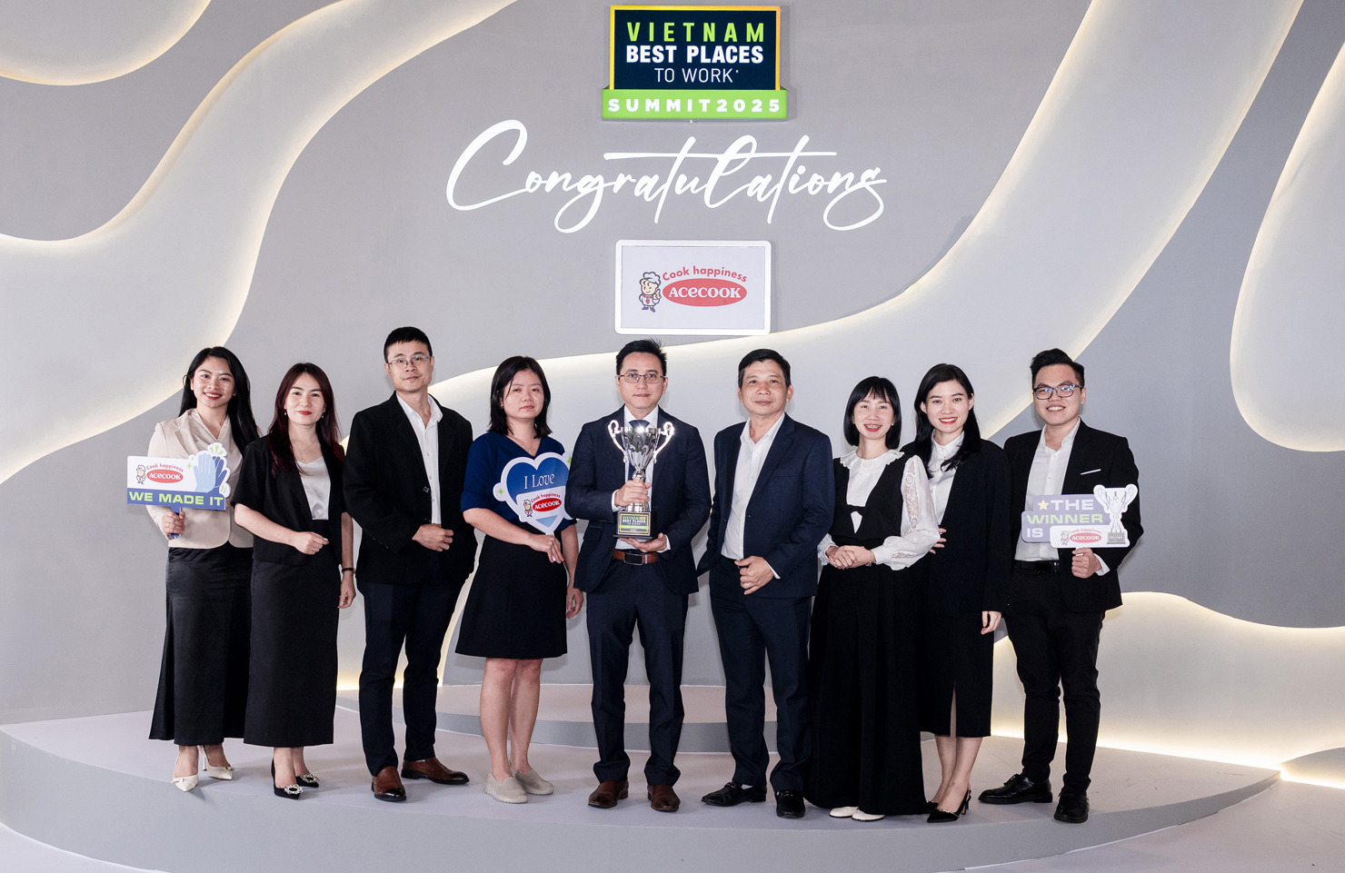 Tập thể Acecook Việt Nam vinh dự nhận giải tại chương tr&igrave;nh, đ&acirc;y l&agrave; năm thứ 10 c&ocirc;ng ty c&oacute; mặt trong bảng xếp hạng.