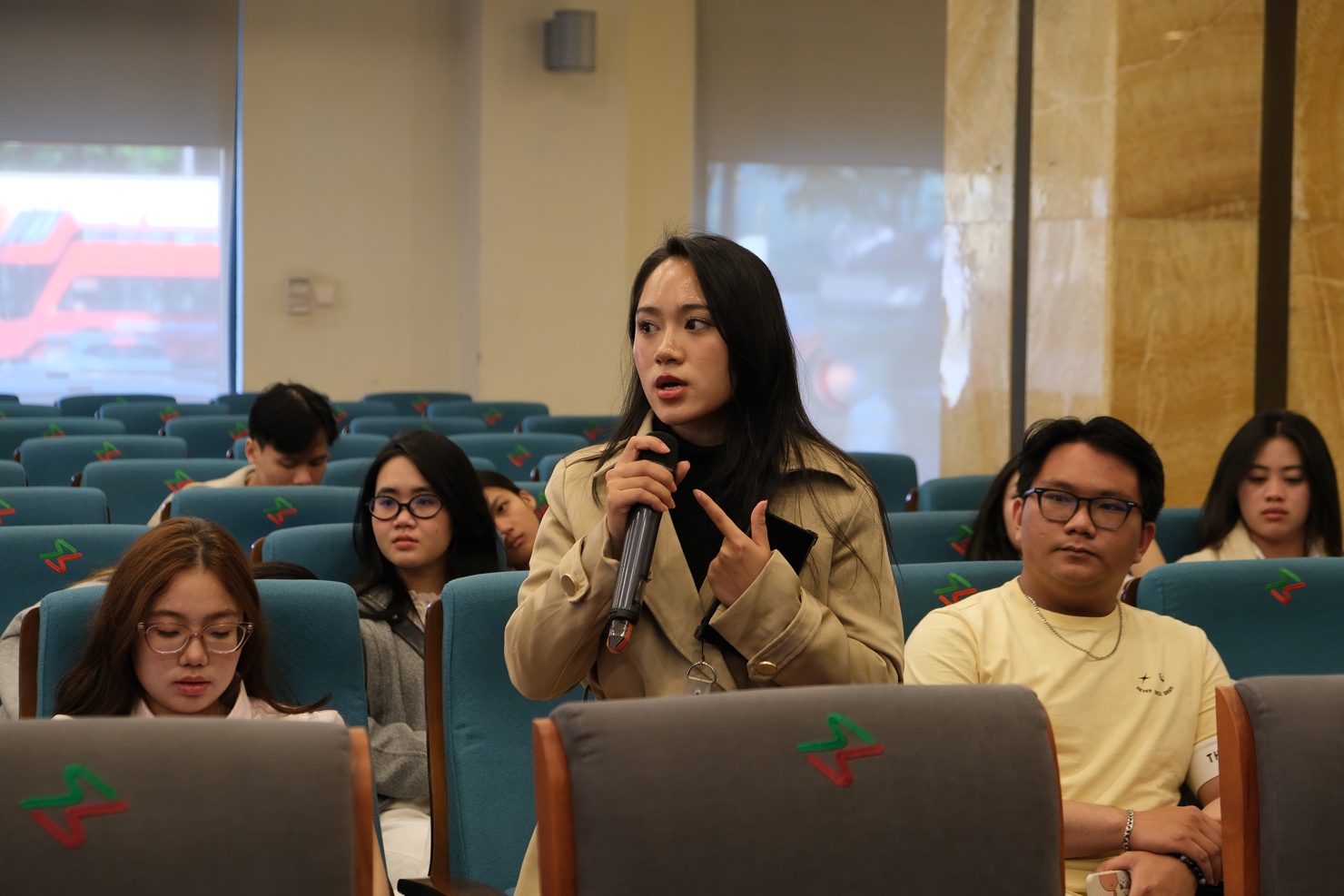 Phần hỏi đ&aacute;p gi&uacute;p sinh vi&ecirc;n hiểu s&acirc;u hơn về hoạt động của HNX v&agrave; c&aacute;c định hướng nghề nghiệp trong lĩnh vực chứng kho&aacute;n.