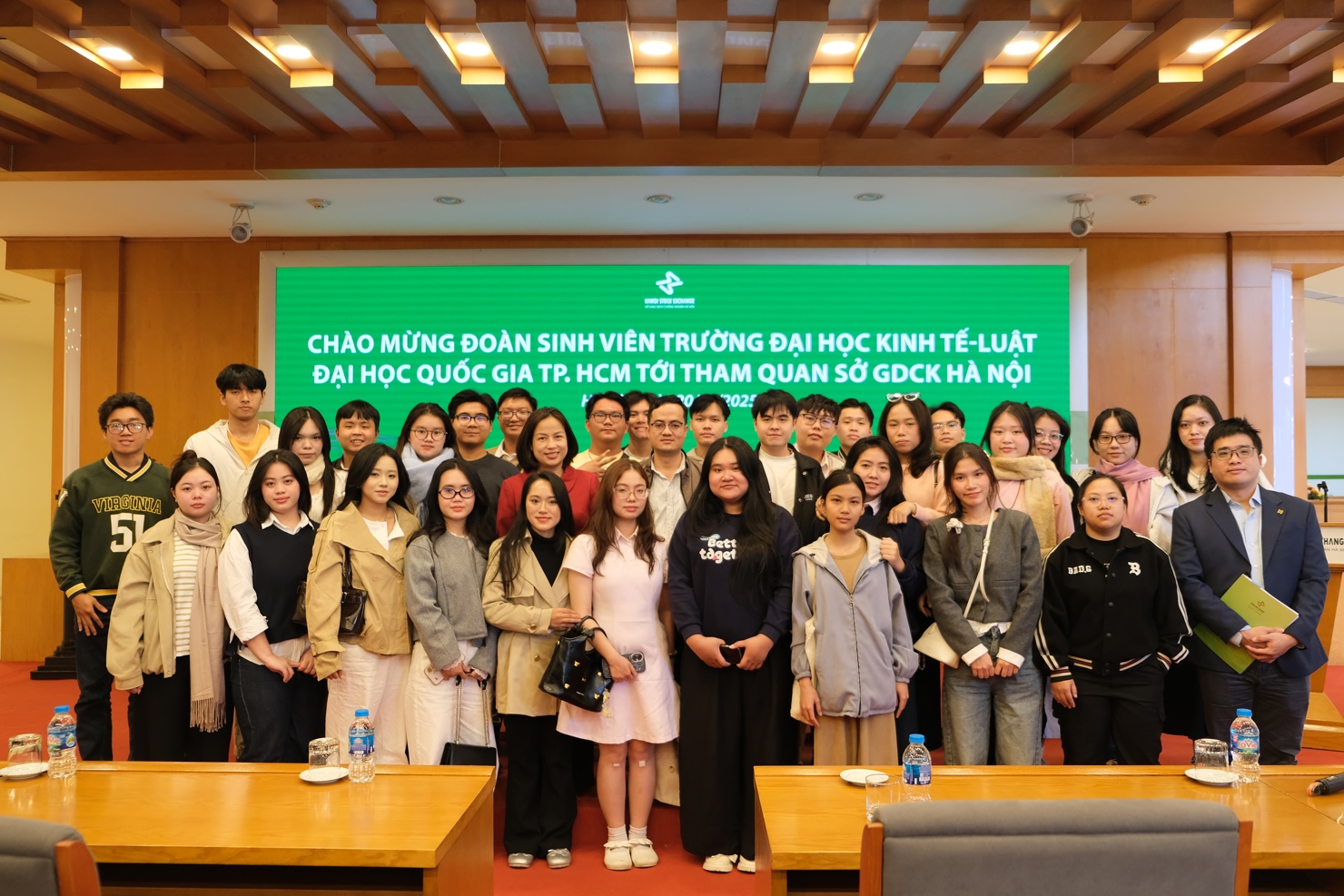 Đo&agrave;n sinh vi&ecirc;n chụp ảnh lưu niệm tại HNX.