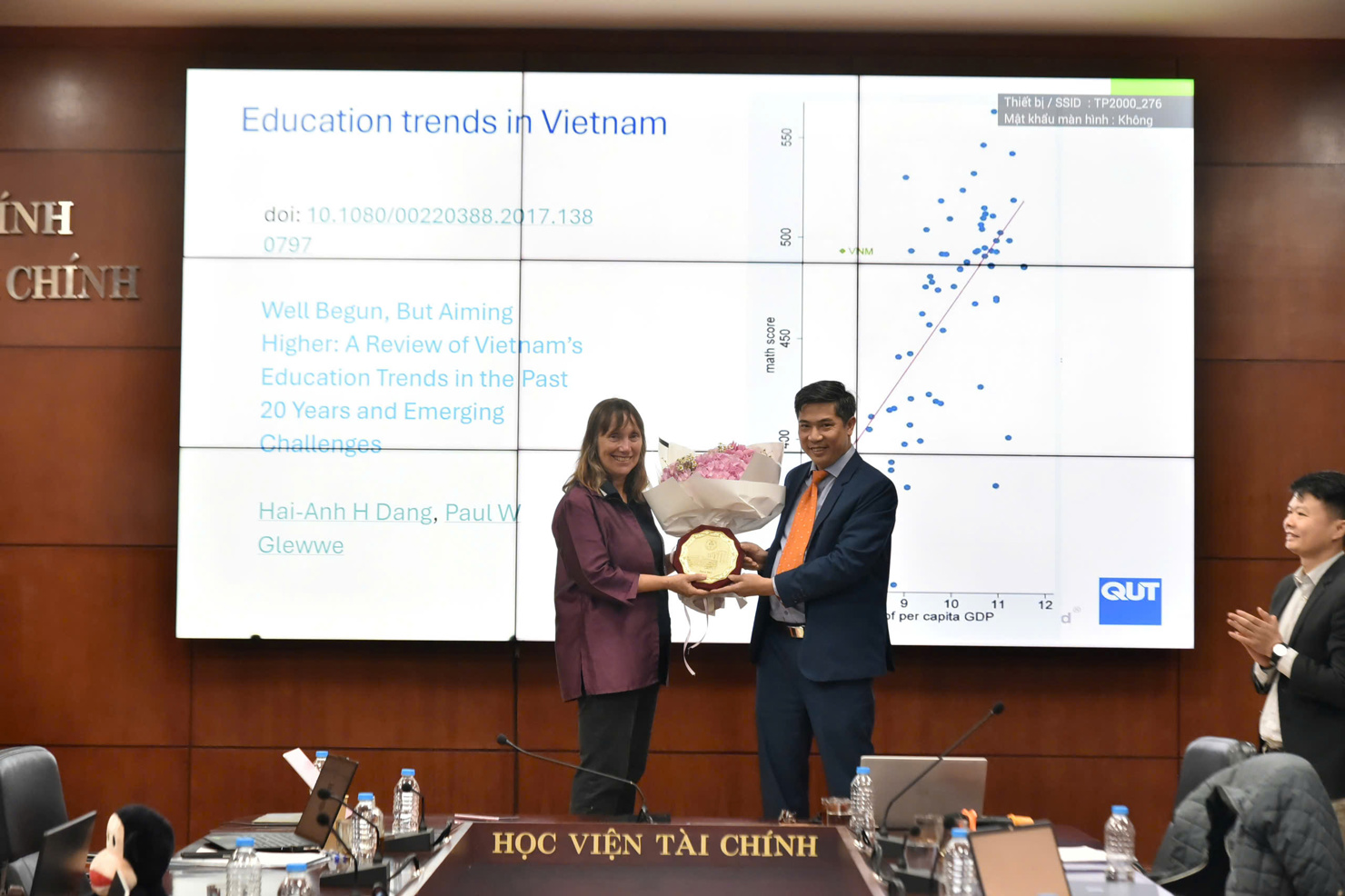 PGS. TS. Nguyễn Đ&agrave;o T&ugrave;ng ch&uacute;c mừng&nbsp;Gi&aacute;o sư Kerrie Mengersen tới giảng dạytại Học viện T&agrave;i ch&iacute;nh.