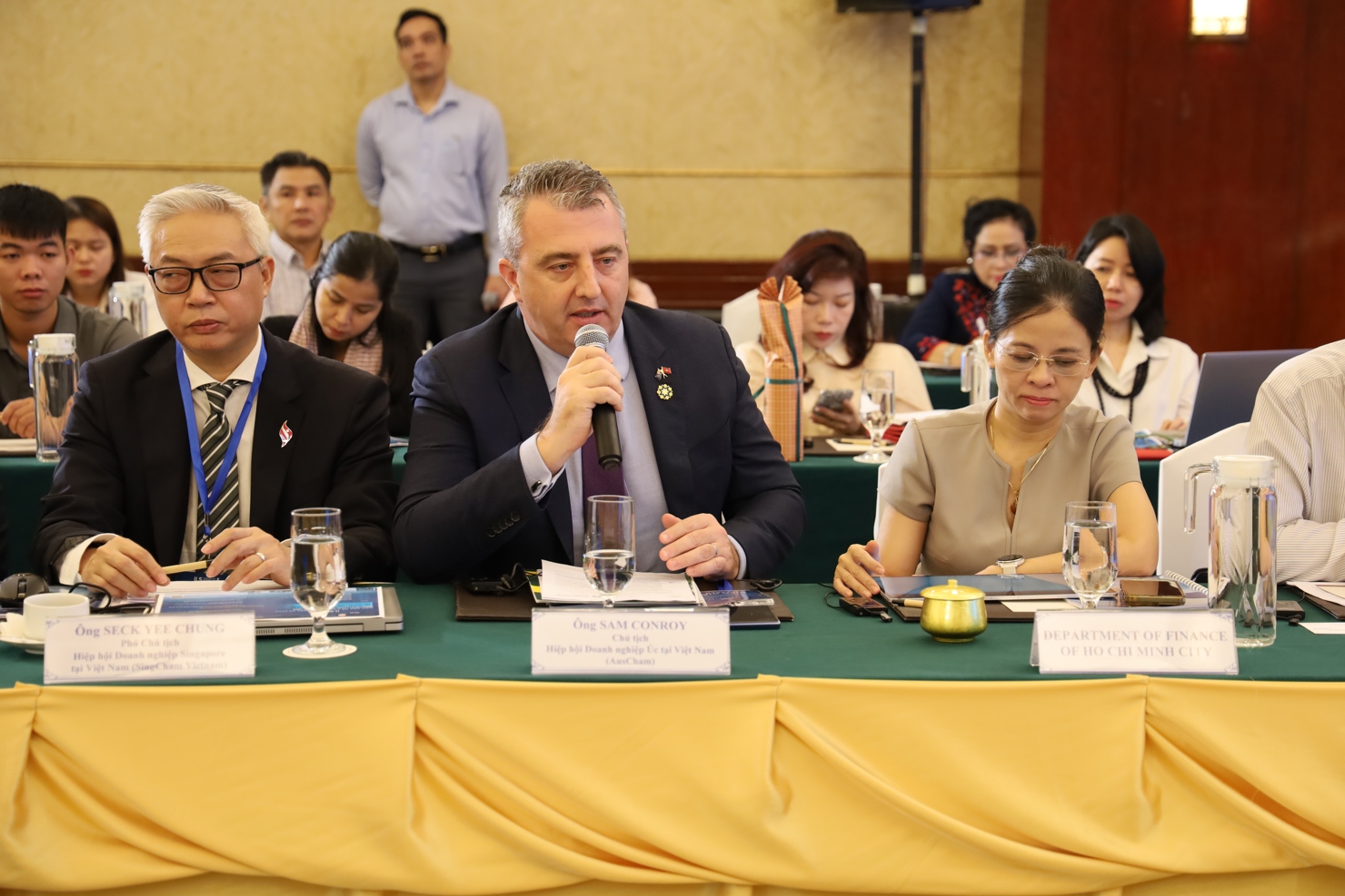 Đại diện nh&agrave; đầu tư Australia n&ecirc;u &yacute; kiến tại Diễn đ&agrave;n. Ảnh: Thu Dịu