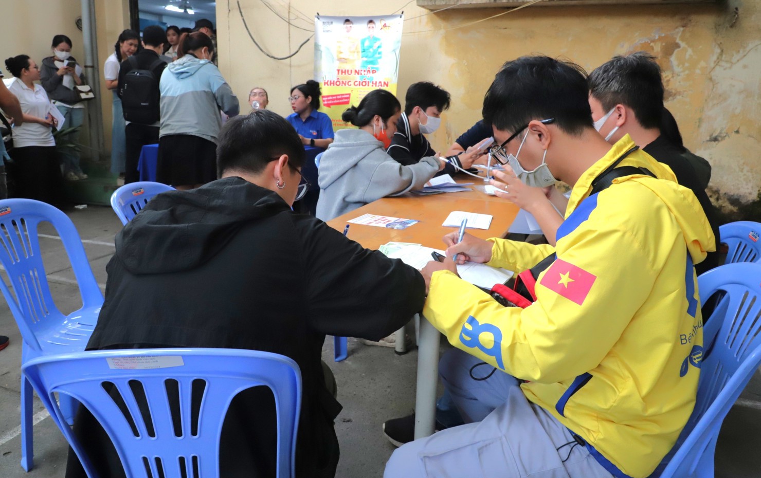 Nhiều lao động đang nhận trợ cấp thất nghiệp đ&atilde; được tư vấn t&igrave;m việc mới ph&ugrave; hợp. Ảnh: Phạm Thọ