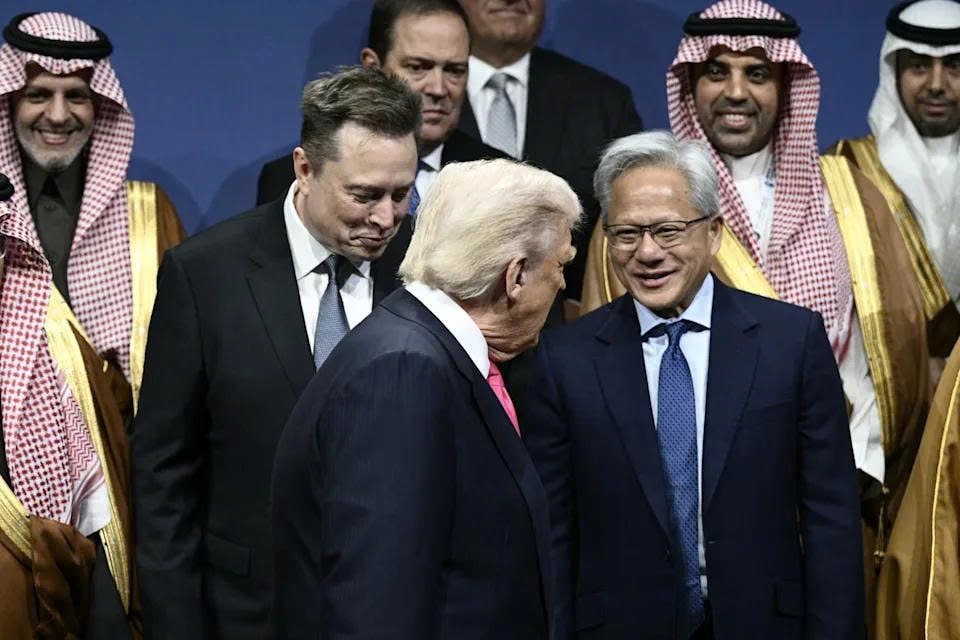 Tổng thống Mỹ Donald Trump, &ocirc;ng Elon Musk v&agrave; Gi&aacute;m đốc điều h&agrave;nh Nvidia Corp. Jensen Huang tại Diễn đ&agrave;n đầu tư Mỹ - Ảrập X&ecirc;&uacute;t ở Washington ng&agrave;y 19/11. Ảnh: Bloomberg. &nbsp;