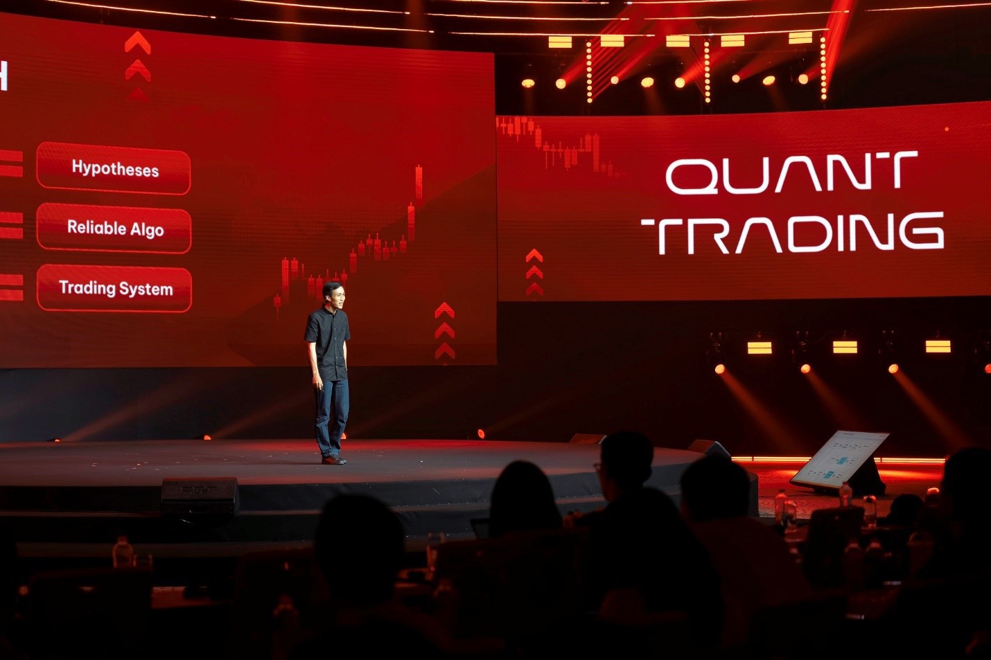 &Ocirc;ng V&otilde; Duy Anh, Nh&agrave; s&aacute;ng lập -Tổng gi&aacute;m đốc AlgoTrade tr&igrave;nh b&agrave;y tham luận về dữ liệu v&agrave; giao dịch định lượng