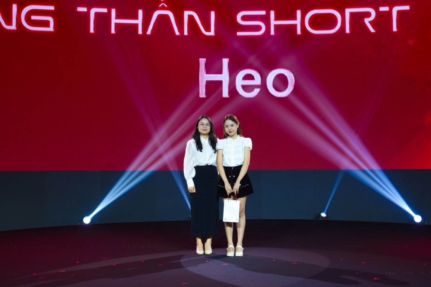 B&agrave; Nguyễn Ngọc Linh -Tổng Gi&aacute;m đốc DNSE (tr&aacute;i) trao giải cho nh&agrave; đầu tư thắng Giải Esport ph&aacute;i sinh