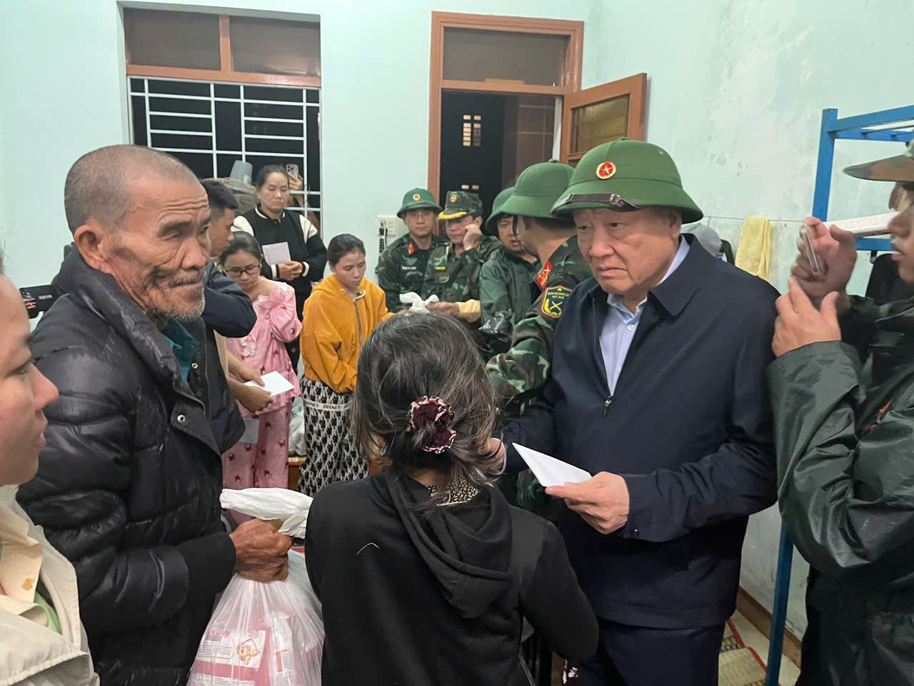 Ph&oacute; Thủ tướng Thường trực Ch&iacute;nh phủ Nguyễn H&ograve;a B&igrave;nh thăm hỏi, động vi&ecirc;n, tặng qu&agrave; người d&acirc;n bị ảnh hưởng. Ảnh: VGP/Nguyễn Ho&agrave;ng