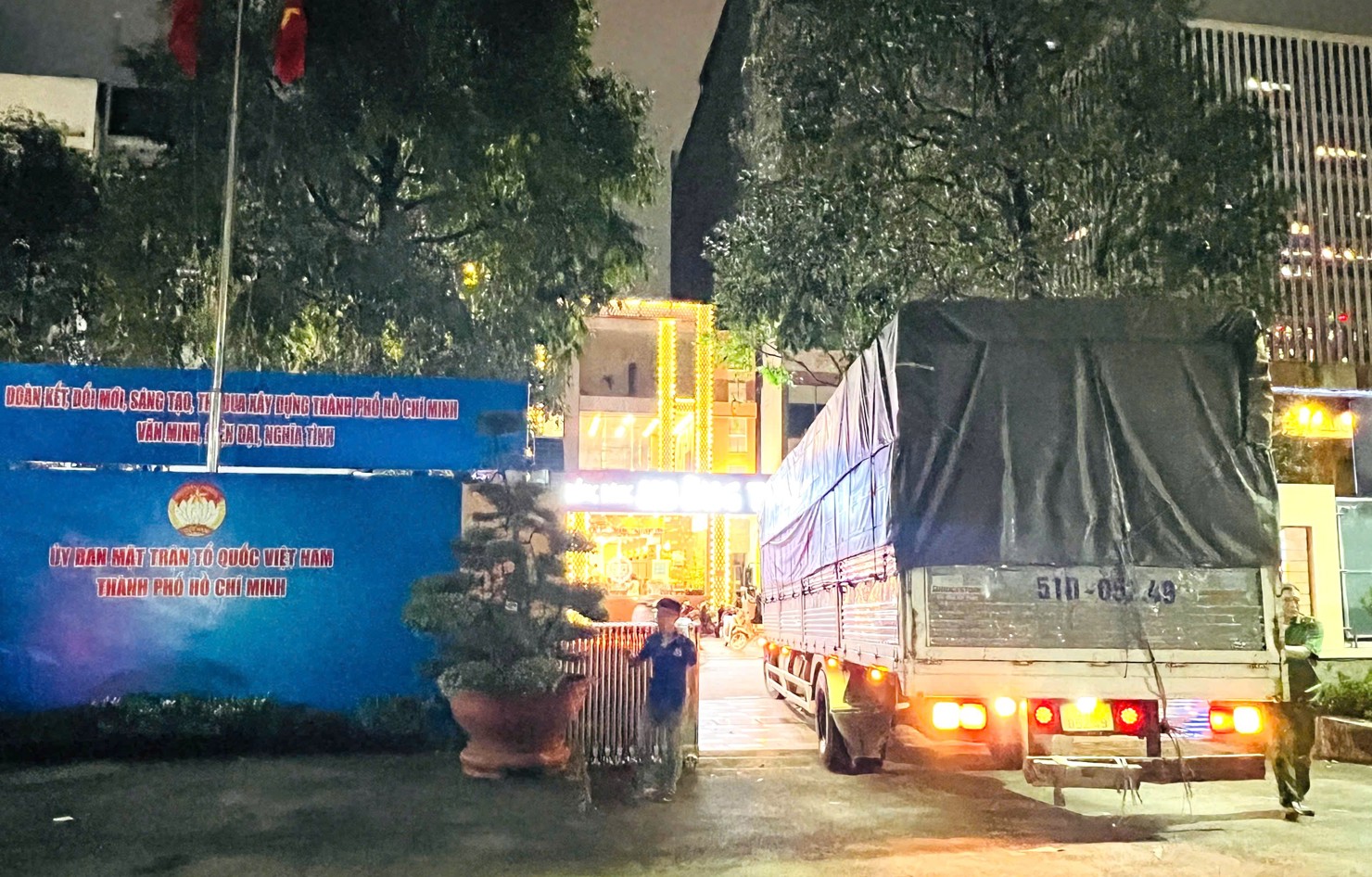 Những chuyến xe xuất ph&aacute;t trong đ&ecirc;m 21/11 ra miền Trung. Ảnh: PT