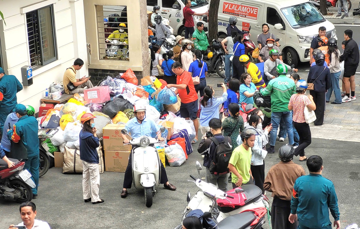 S&aacute;ng 22/11, người d&acirc;n tấp nập đổ về&nbsp;Ủy ban Mặt trận Tổ quốc Việt Nam TP. Hồ Ch&iacute; Minh để ủng hộ đồng b&agrave;o. Ảnh: PT