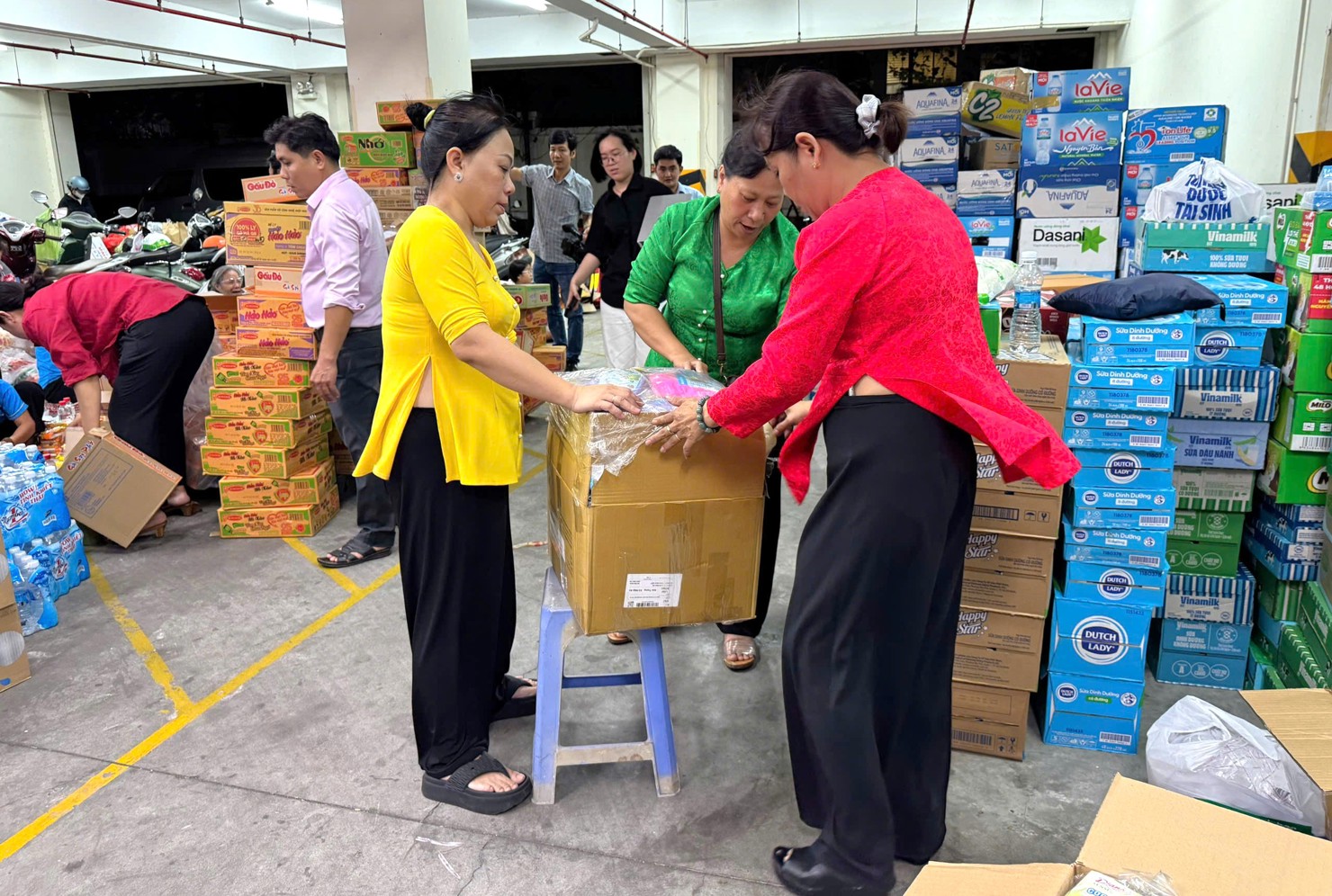 M&igrave; t&ocirc;m, nước uống v&agrave; c&aacute;c nhu yếu phẩm cần thiết đang được đ&oacute;ng g&oacute;i gửi ra miền Trung. Ảnh: PT