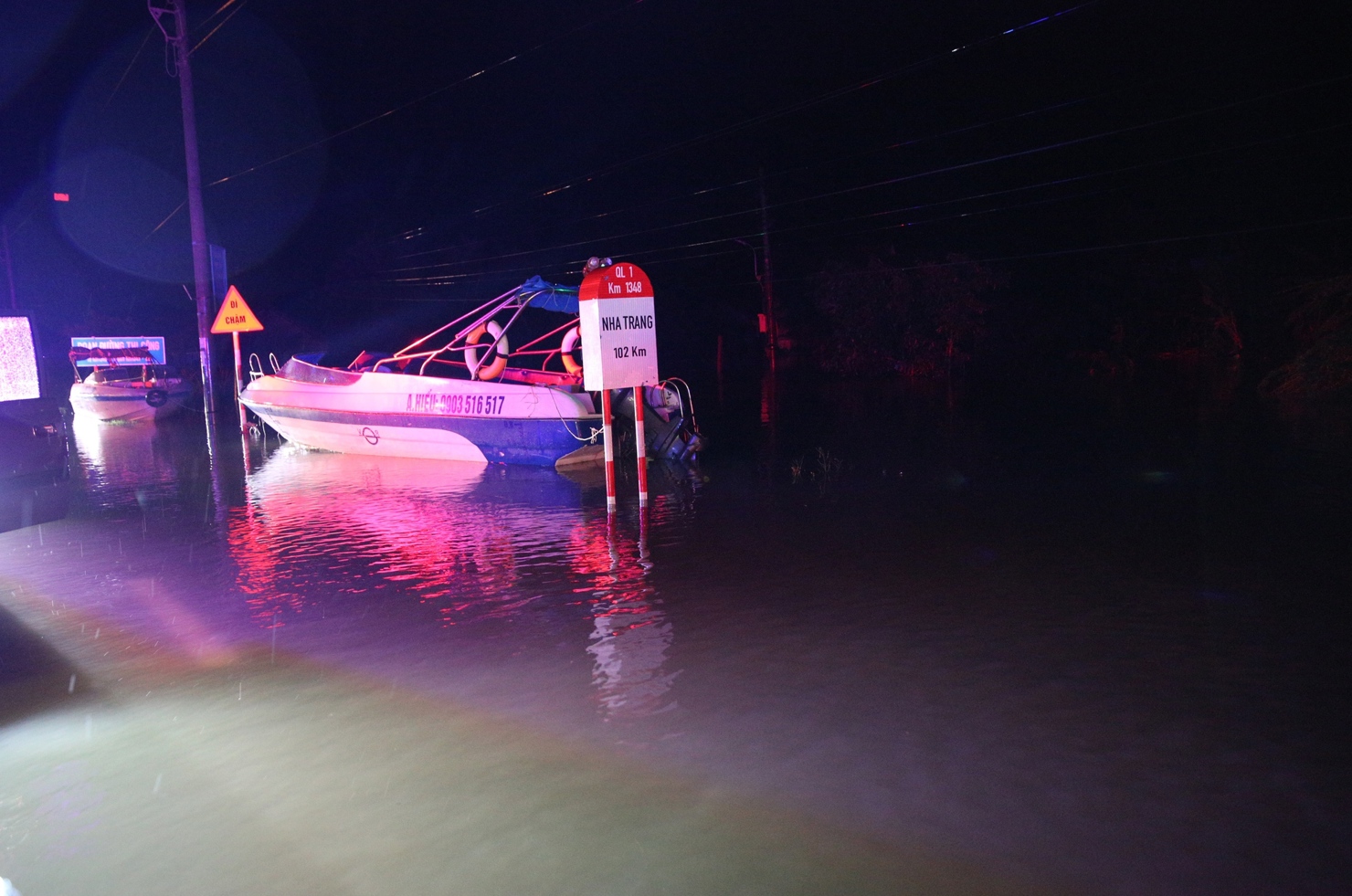 D&ugrave; trời mưa kh&ocirc;ng to, song vẫn c&ograve;n rất nhiều điểm, khu d&acirc;n cư dọc theo tuyến quốc lộ 1A v&agrave; nhiều đoạn đường li&ecirc;n tỉnh tr&ecirc;n địa b&agrave;n tỉnh Đắk Lắk bị ngập s&acirc;u trong nước. Ảnh: VGP/Nguyễn Ho&agrave;ng