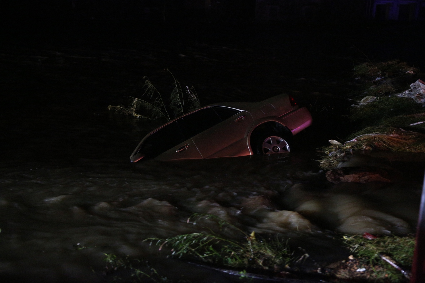 T&agrave;i sản của người d&acirc;n bị cuốn tr&ocirc;i. Ảnh: VGP/Nguyễn Ho&agrave;ng