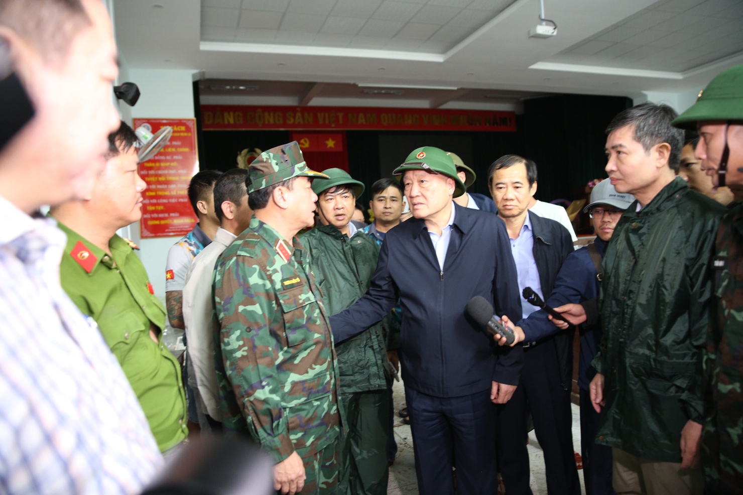 Ph&oacute; Thủ tướng Thường trực Ch&iacute;nh phủ Nguyễn H&ograve;a B&igrave;nh thăm hỏi, động vi&ecirc;n c&aacute;c lực lượng chức năng đang ứng trực, triển khai nhiệm vụ chống lũ. Ảnh: VGP/Nguyễn Ho&agrave;ng